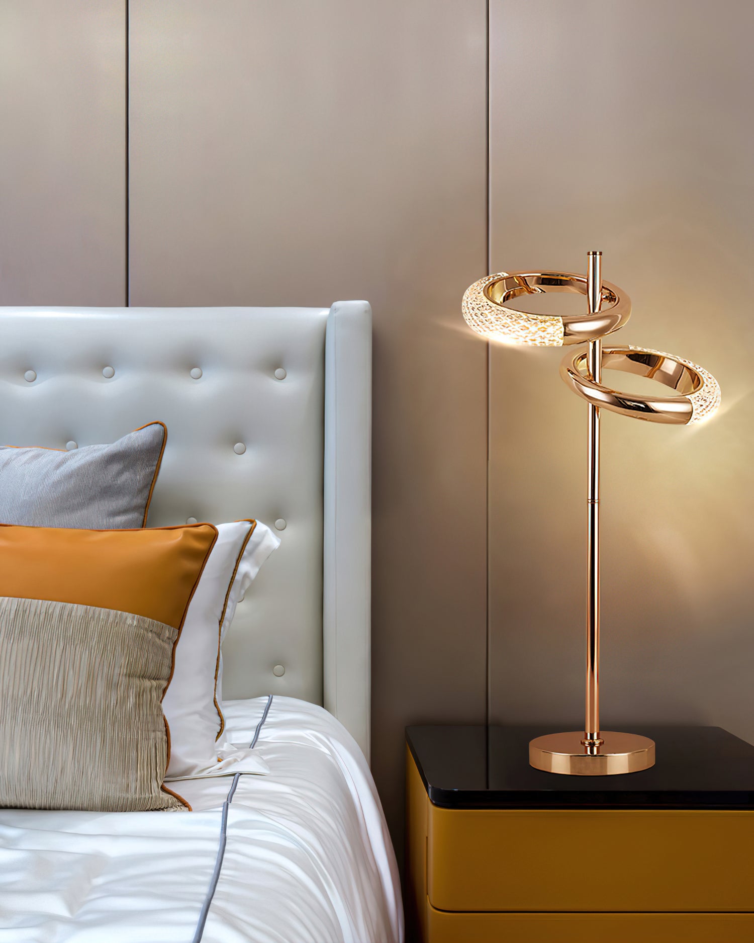 光沢のあるイヤリングのテーブルランプ