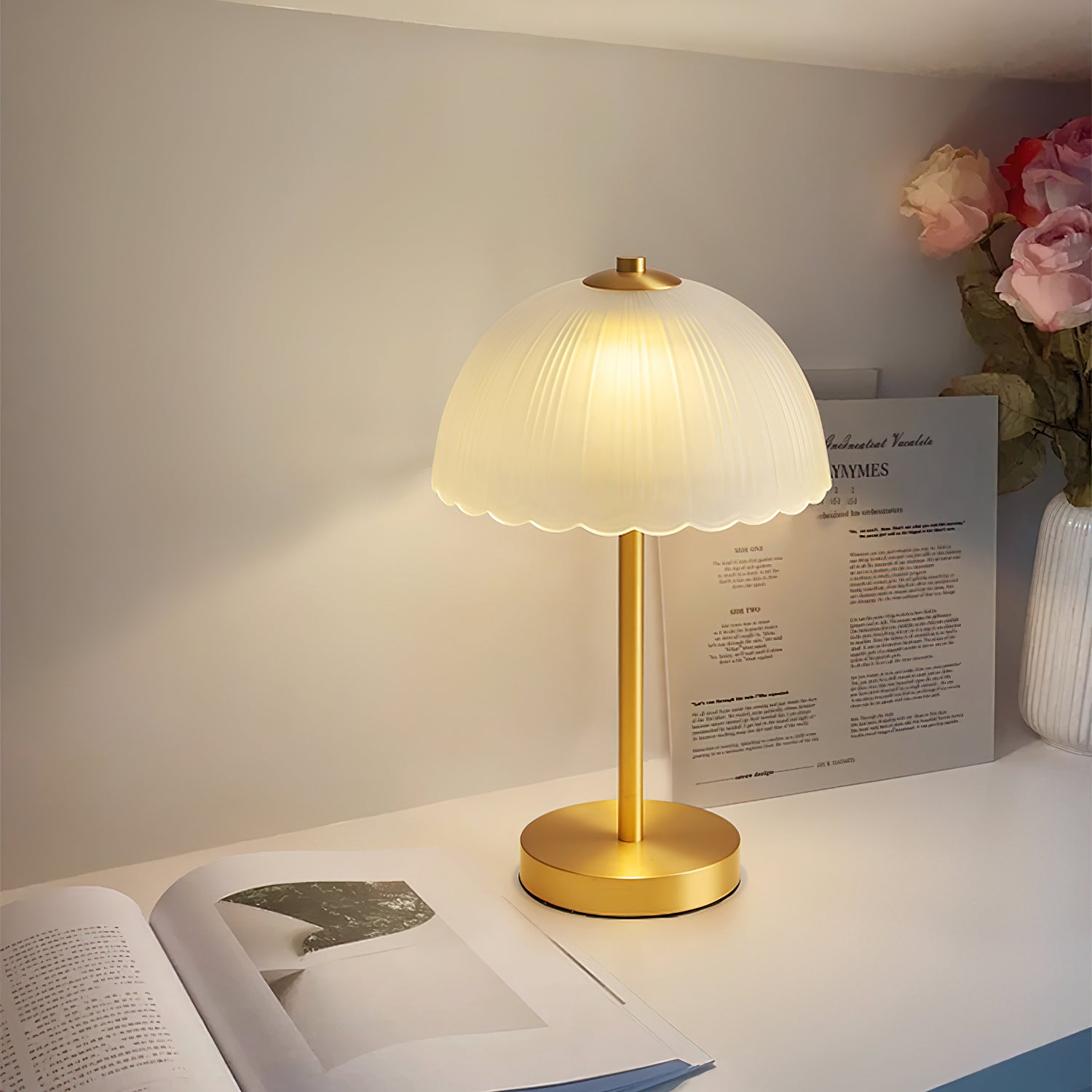 小さな傘型テーブルランプ