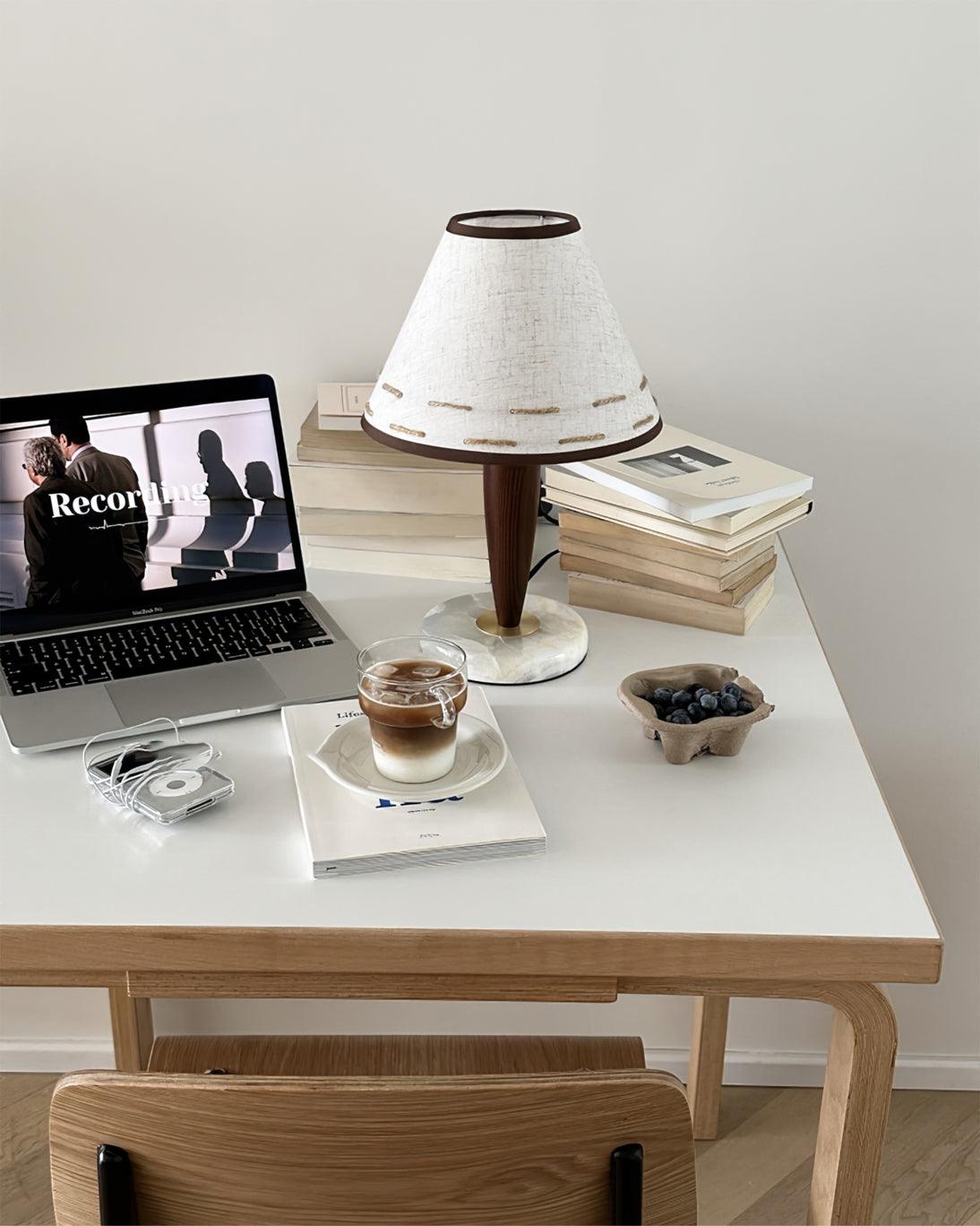 コニカルテーブルランプ