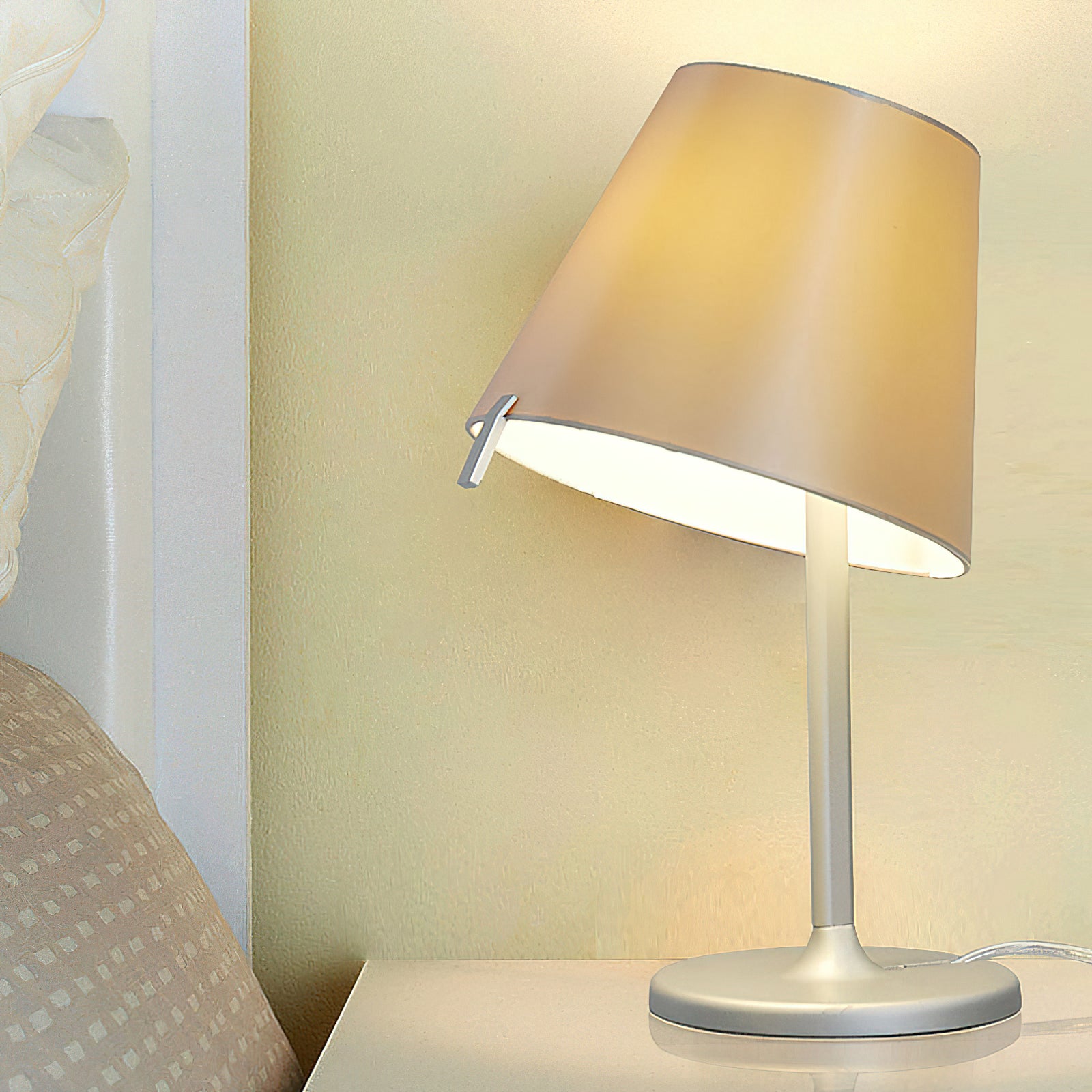 シスブ テーブルランプ