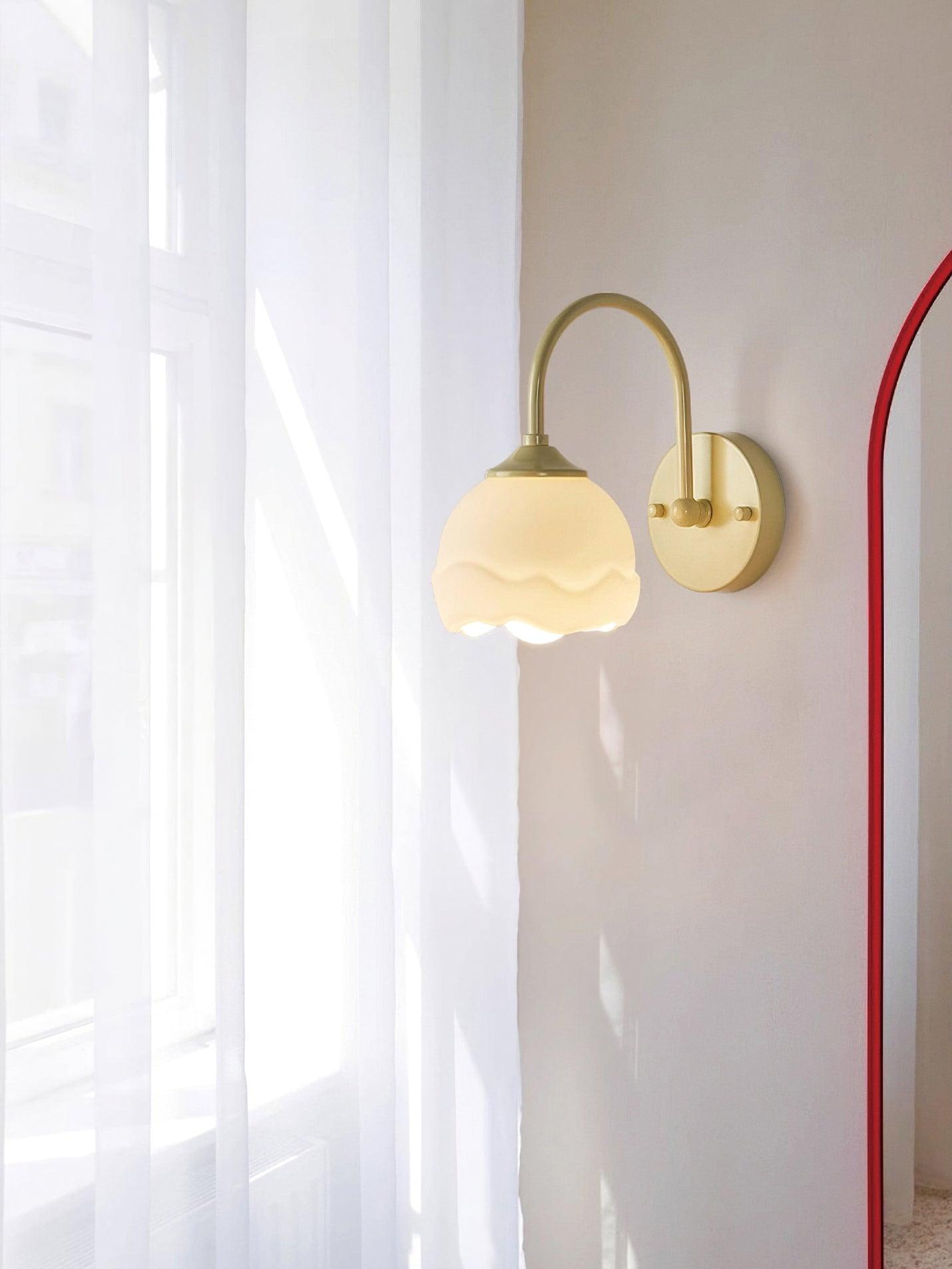 ミルクホワイトフローラルウォールランプ