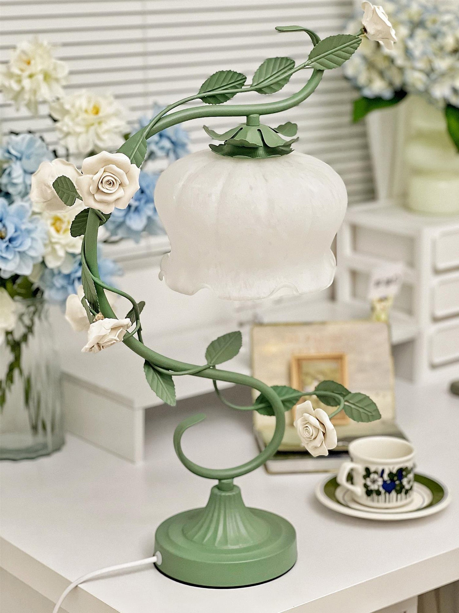 ホワイトローズアイアンテーブルランプ