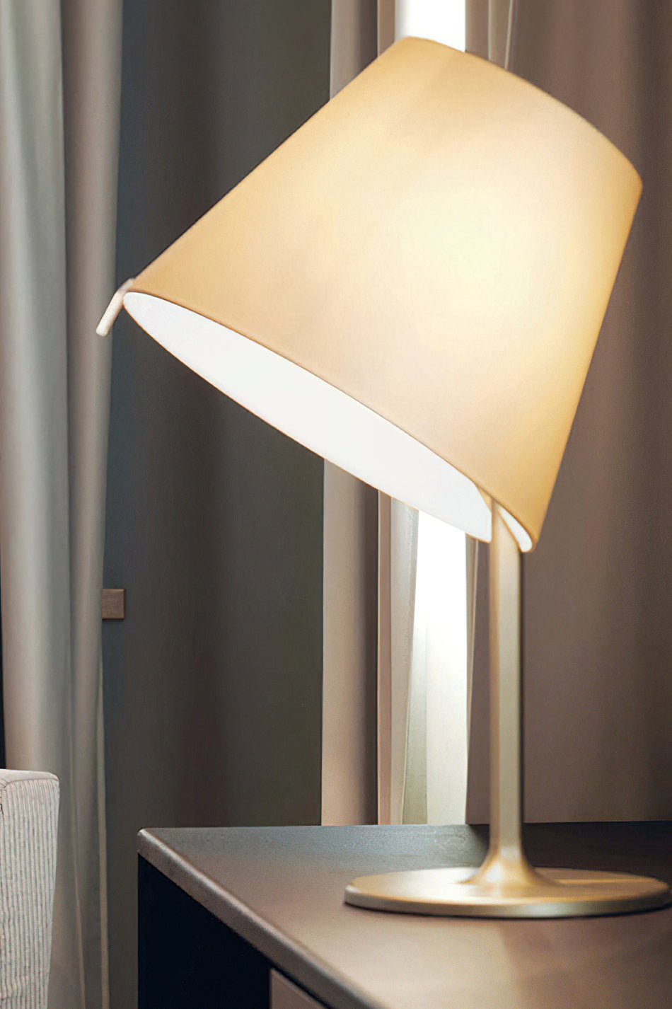 シスブ テーブルランプ