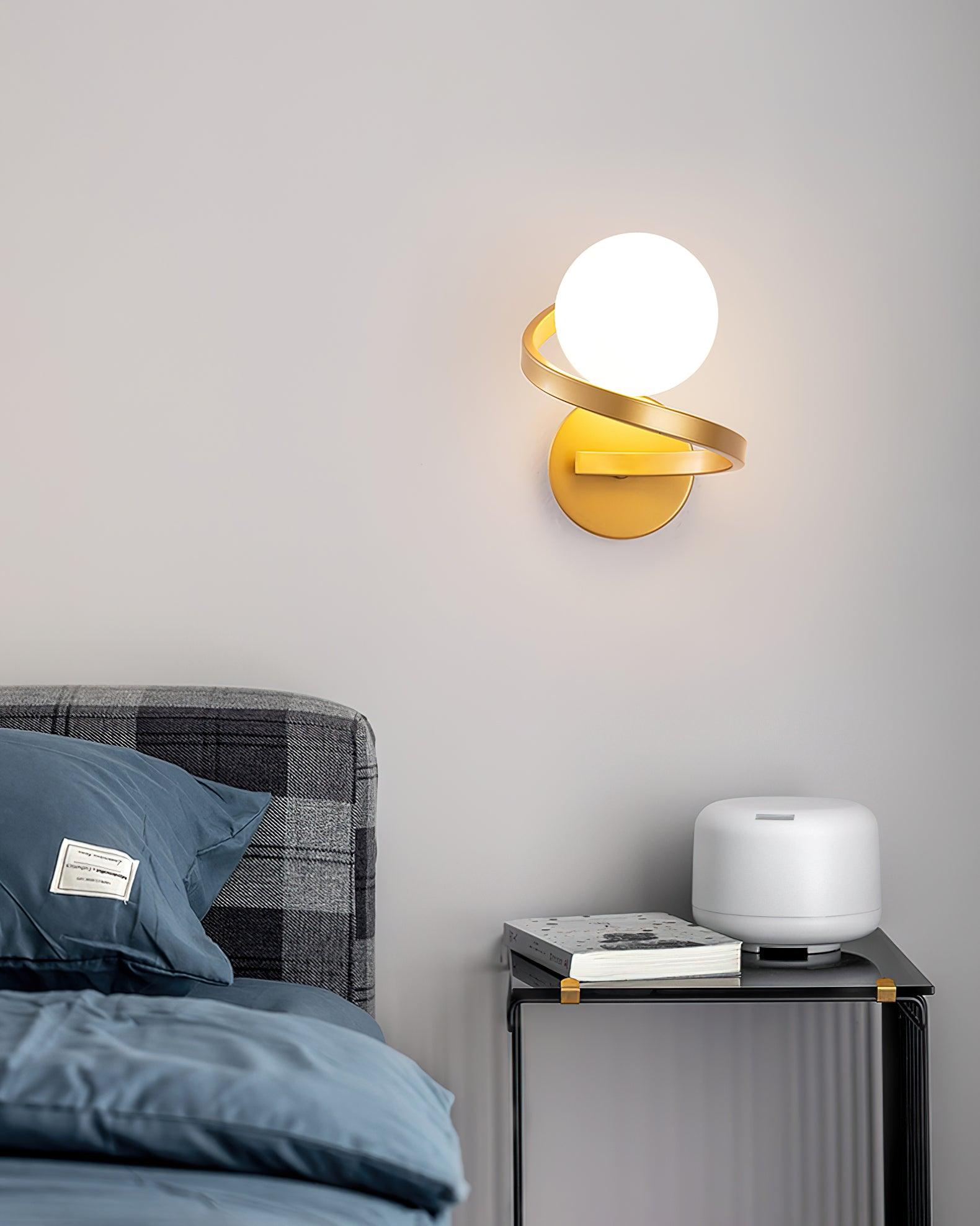 湾曲した真鍮製ウォールランプ