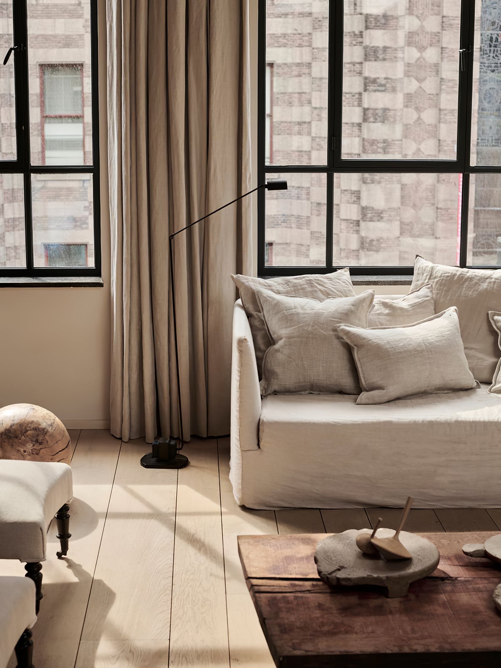 ダフィネス フロアランプ