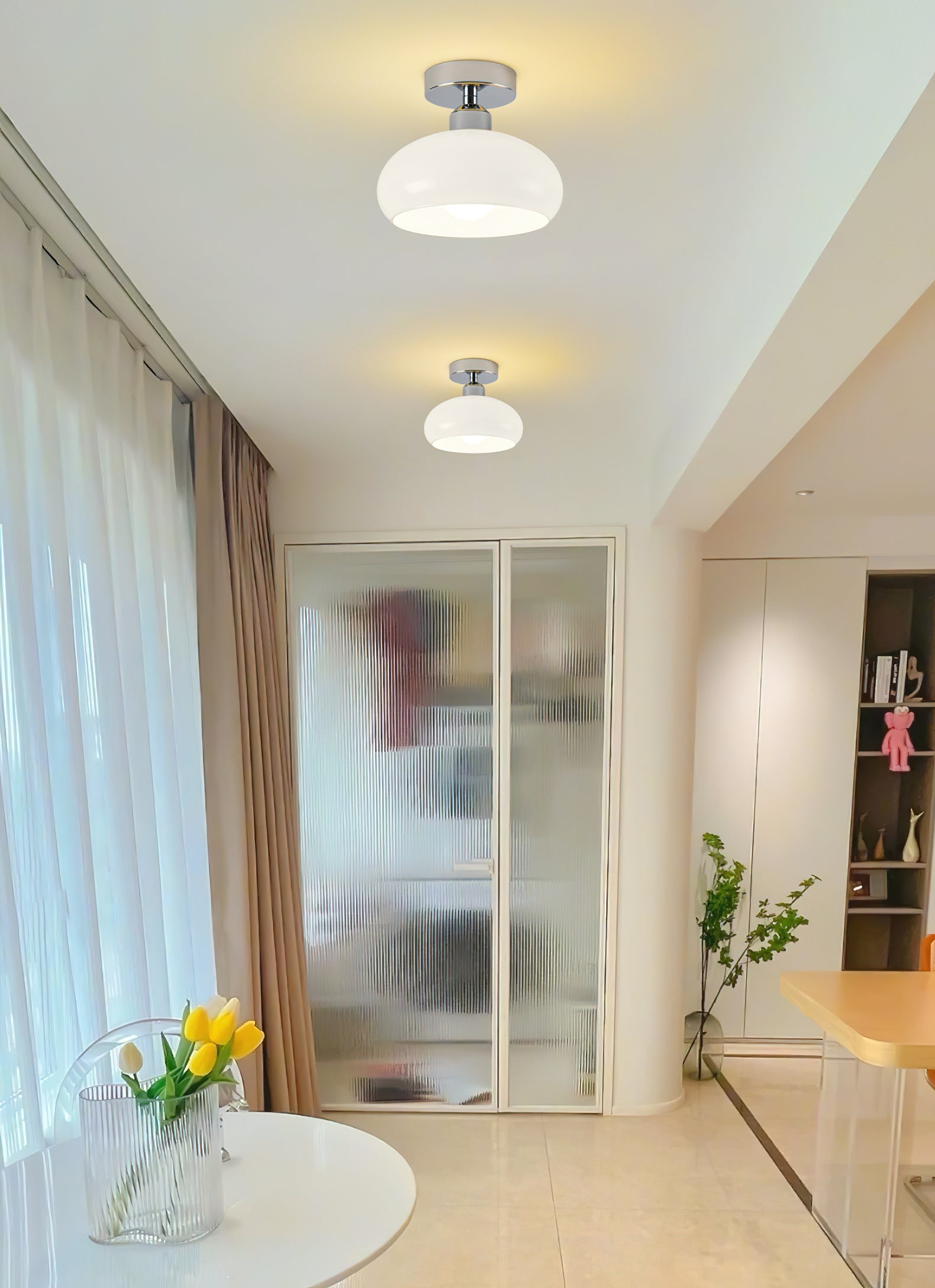 シンプルなクリーム色の天井ランプ