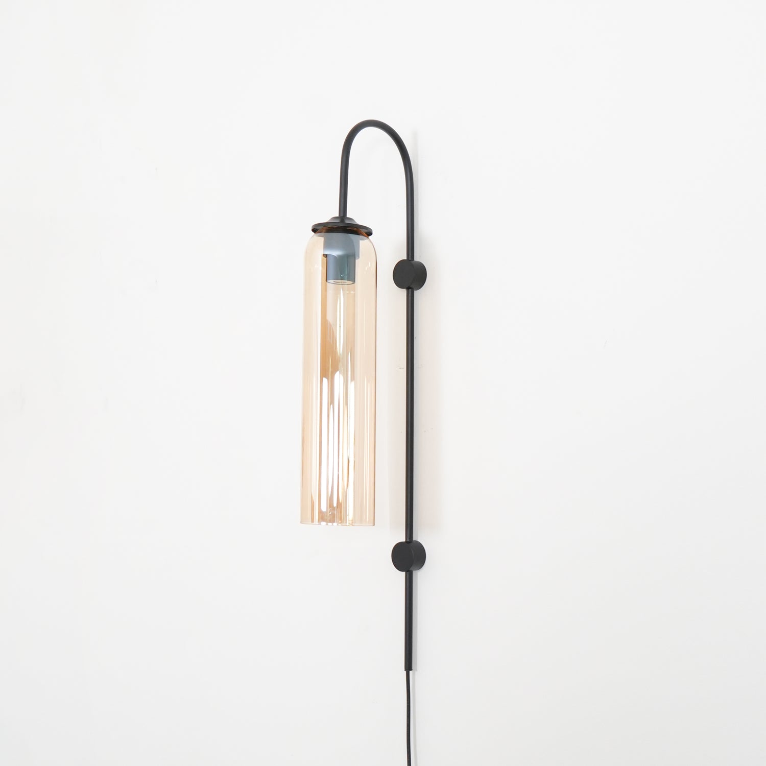 モダンなガラス製プラグインウォールランプ