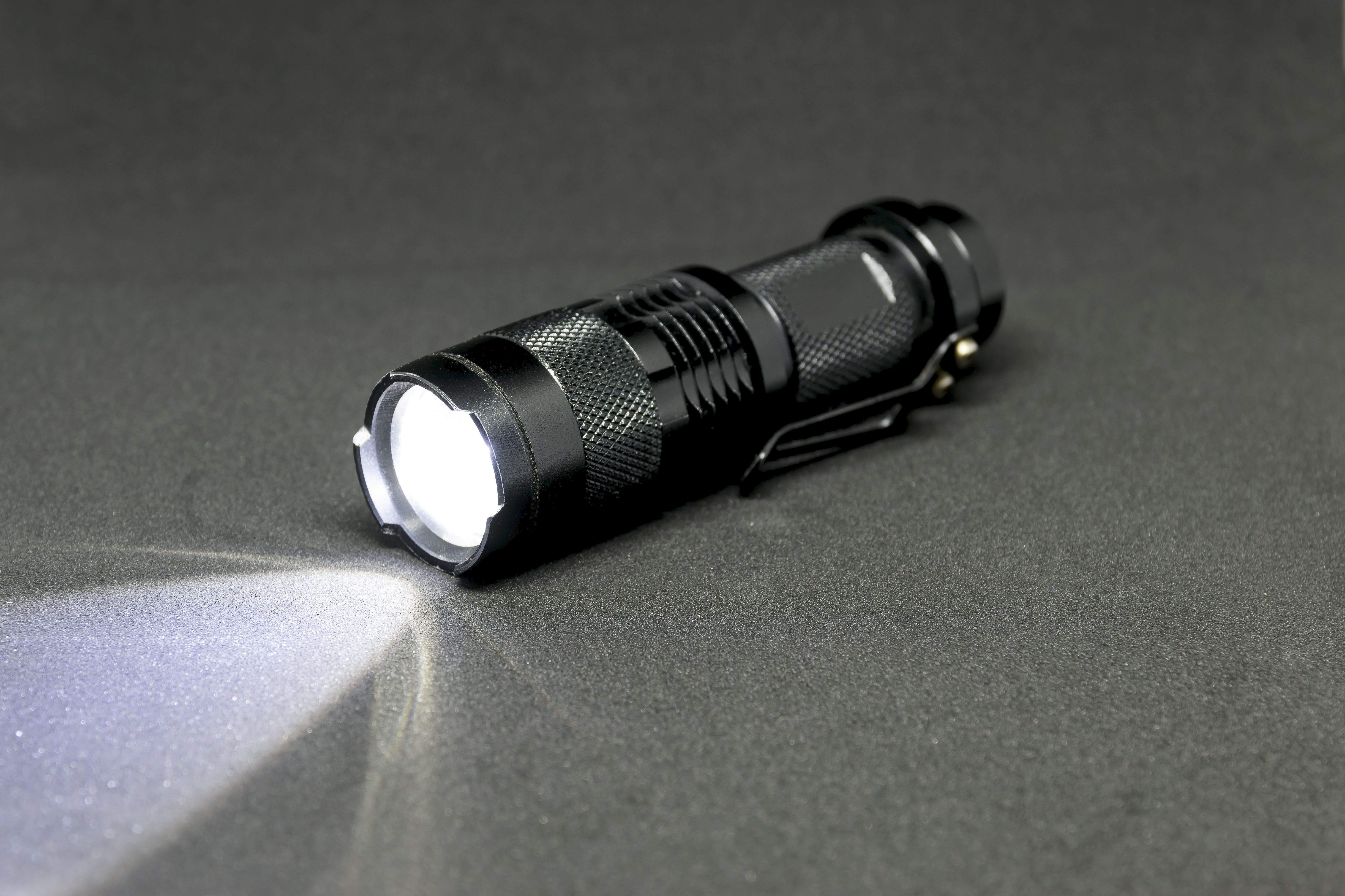 High brightness and long battery life flashlight
