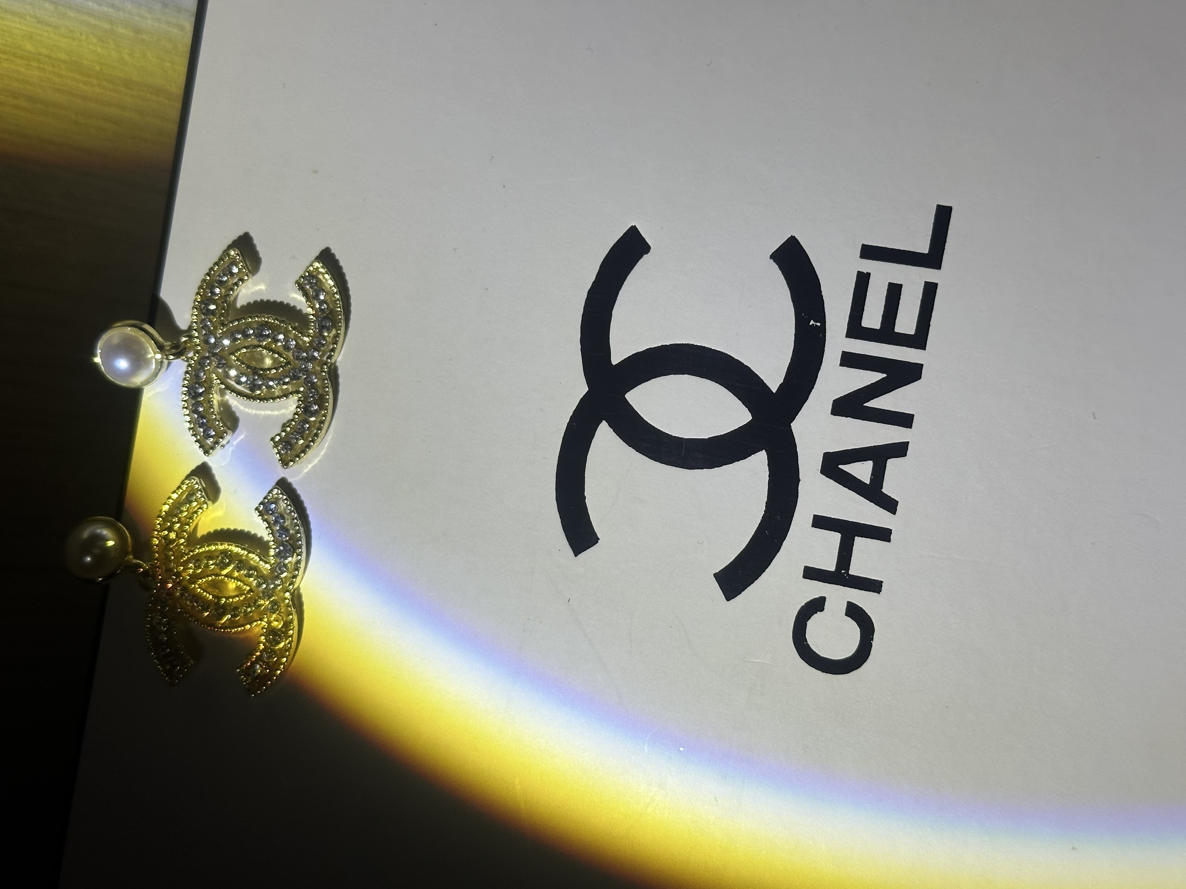 Chic & Luxurious CC - Logo Earrings with Pearls - Chanel - Style