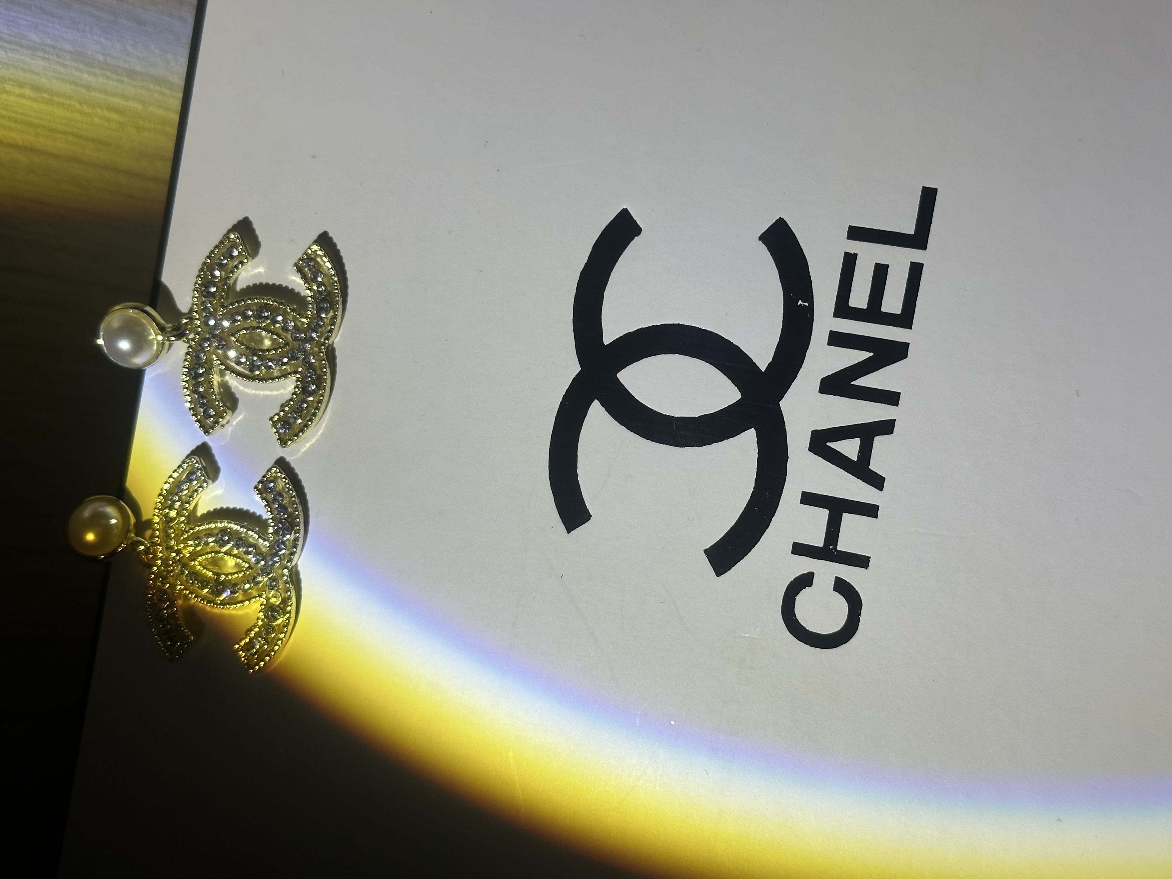 Chic & Luxurious CC - Logo Earrings with Pearls - Chanel - Style