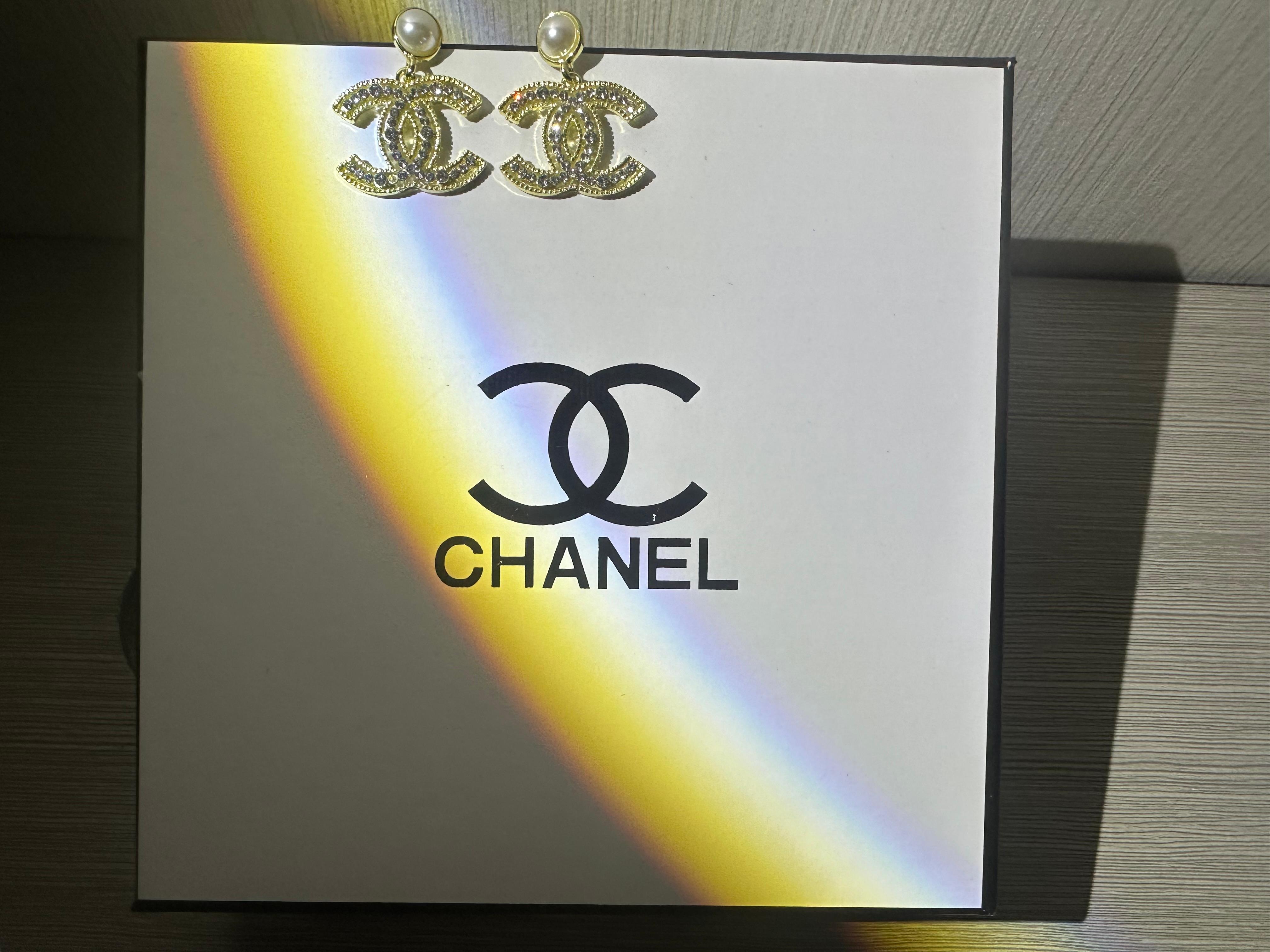 Chic & Luxurious CC - Logo Earrings with Pearls - Chanel - Style