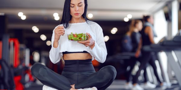 Illustration explaining how lifestyle and body weight affect menstrual cycle and answer if sex can delay period