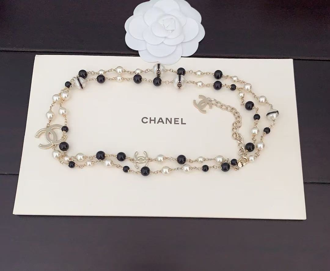 Chanel black and white pearl necklace
