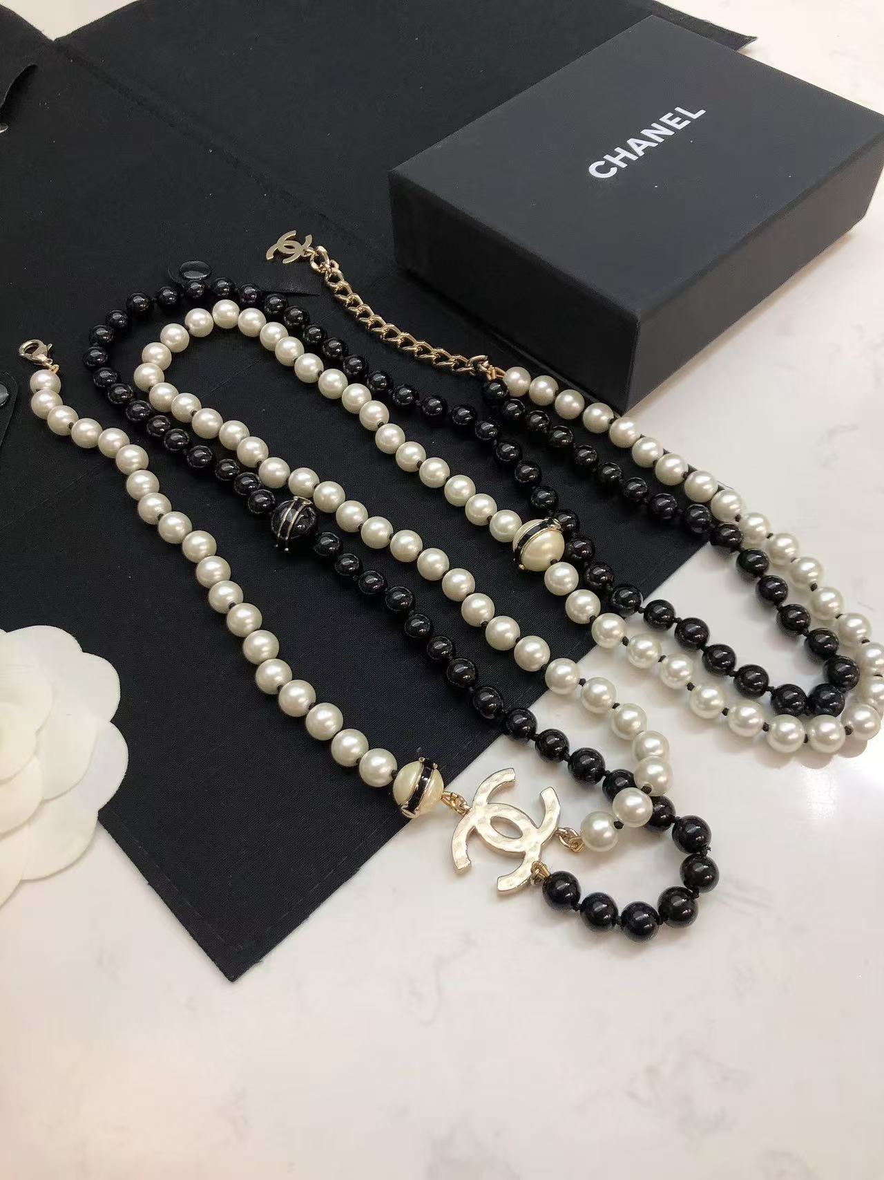 Chanel black and white pearl necklace
