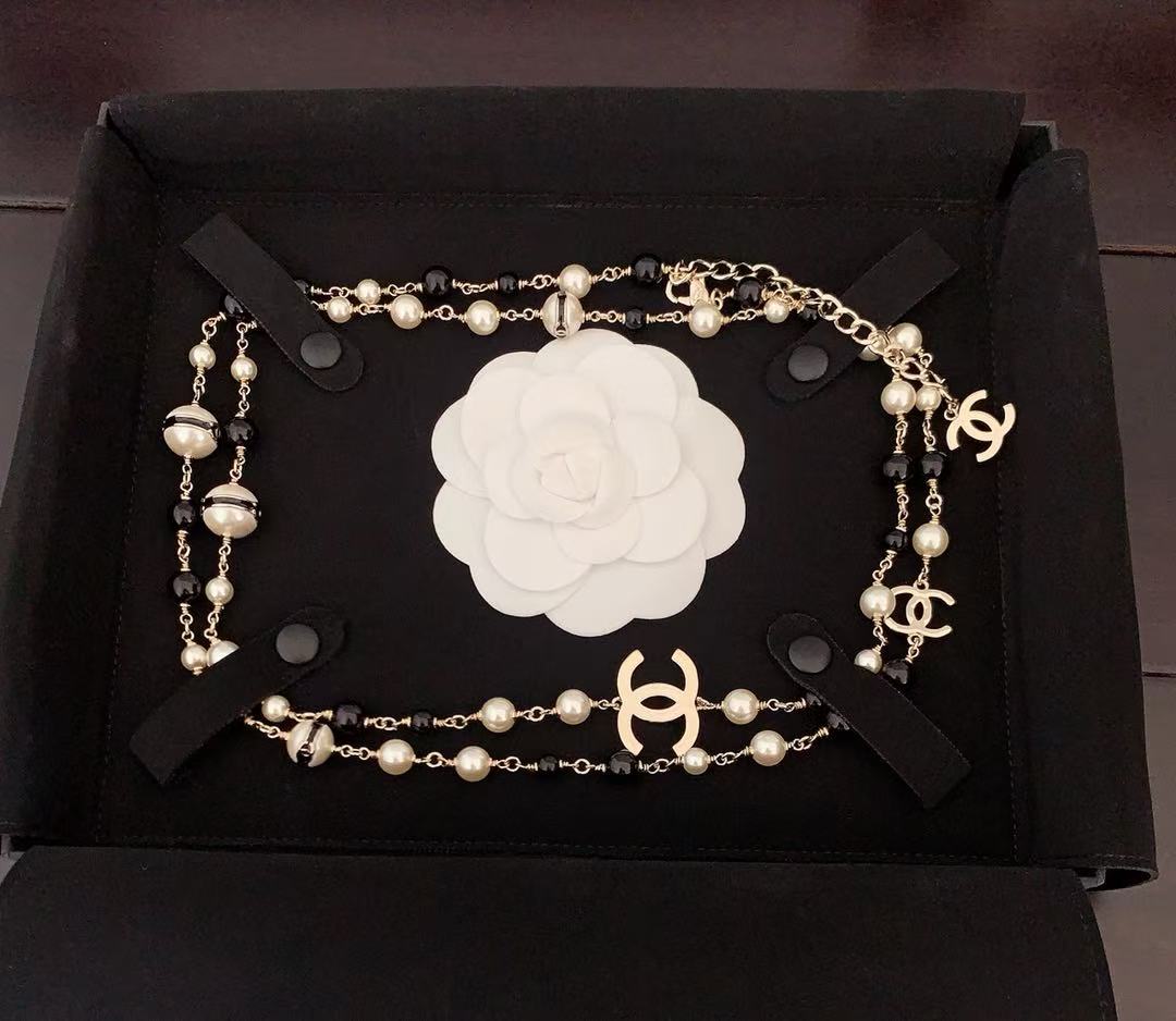 Chanel black and white pearl necklace
