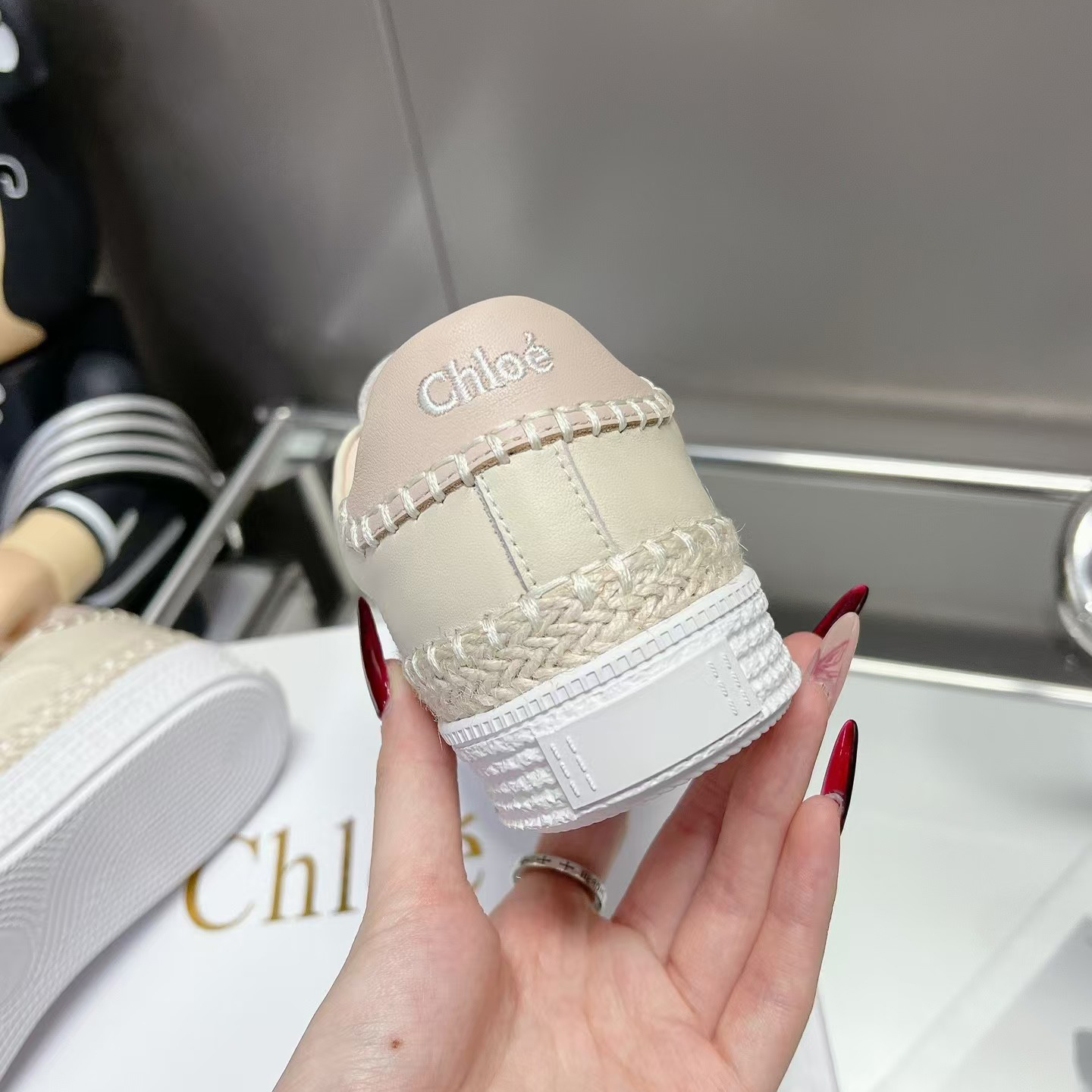 Chloe nama Low cut Thick soled sports shoes