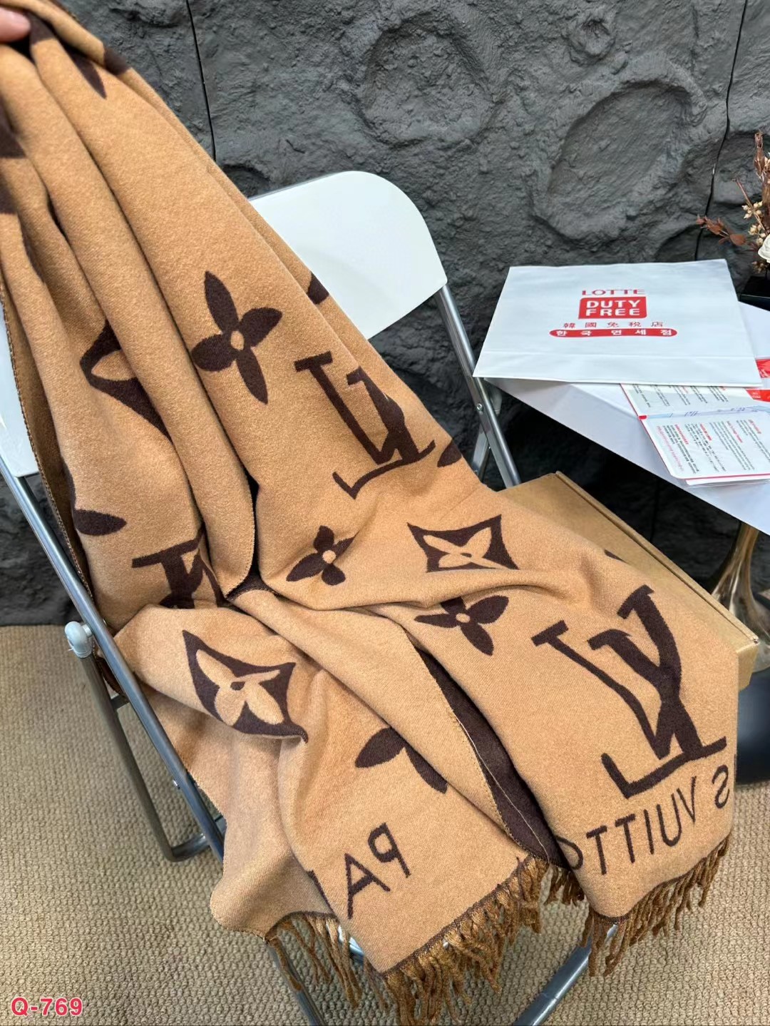 Replica  Louis Vuitton LV Unisex Reykjavik Scarf