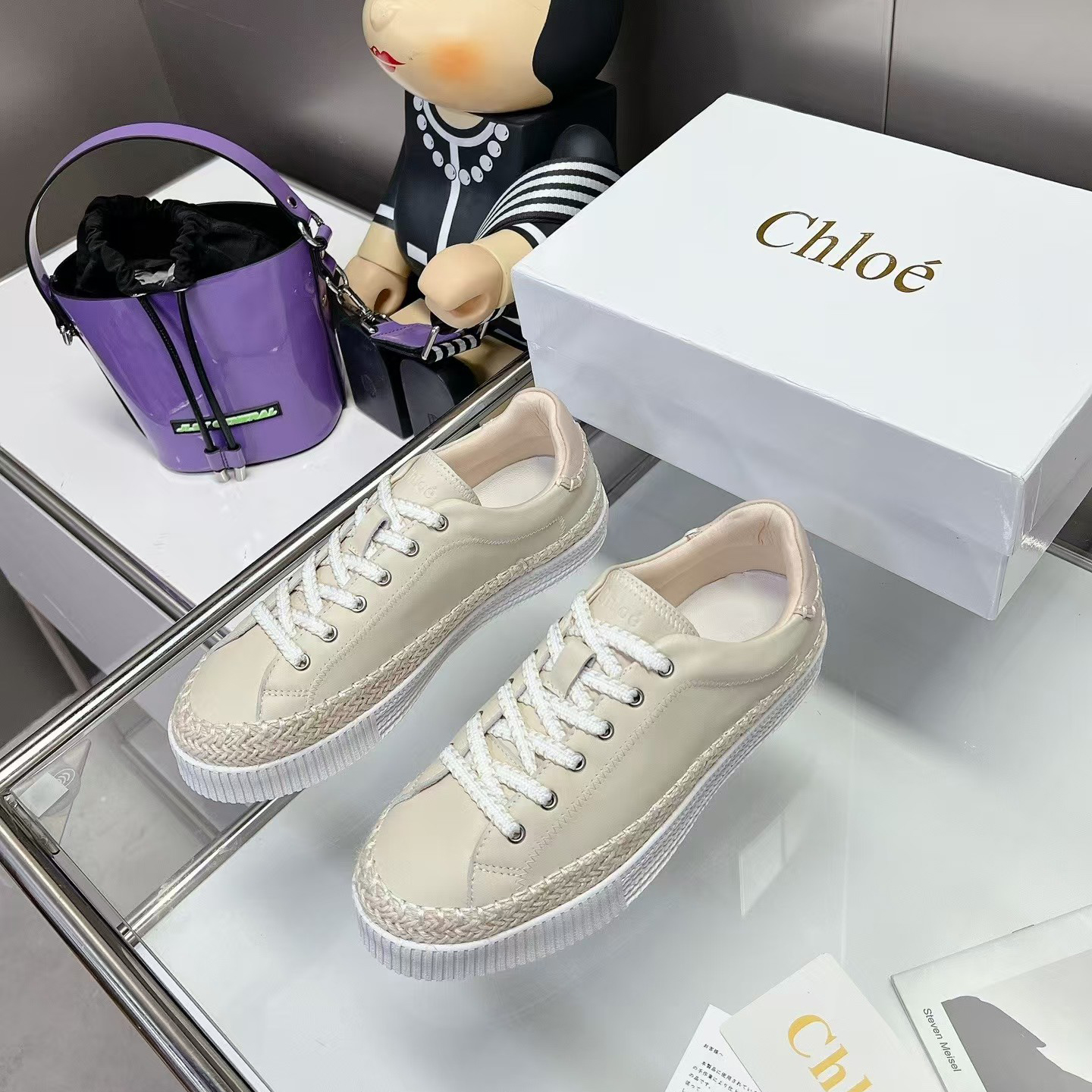 Chloe nama Low cut Thick soled sports shoes