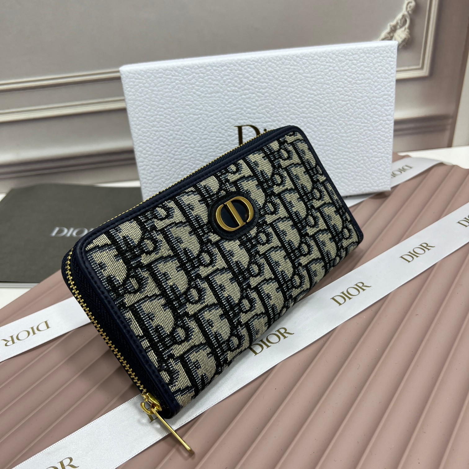 Replica Dior 30 Montaigne Voyageur Slim Wallet