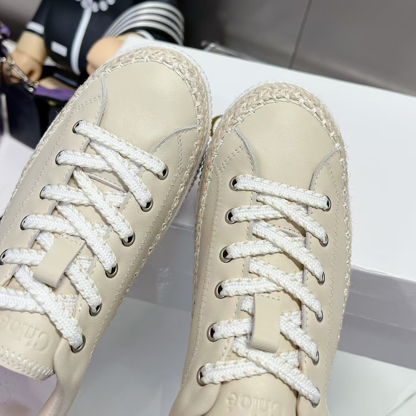 Chloe nama Low cut Thick soled sports shoes