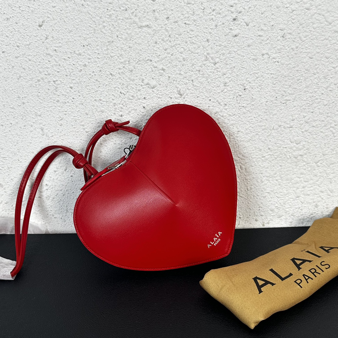 Replica ALAIA Le Coeur heart-shaped leather cross-body bag