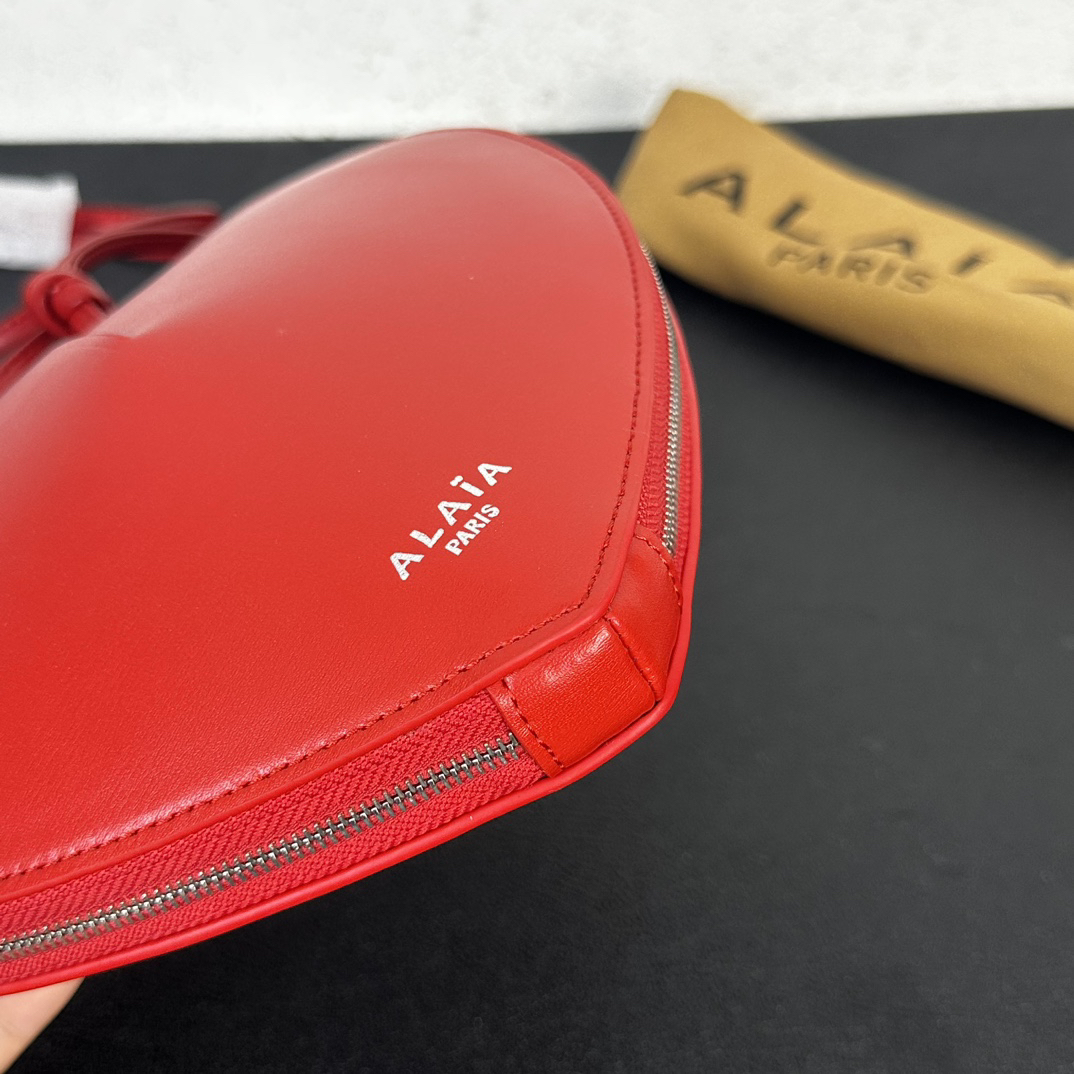 Replica ALAIA Le Coeur heart-shaped leather cross-body bag