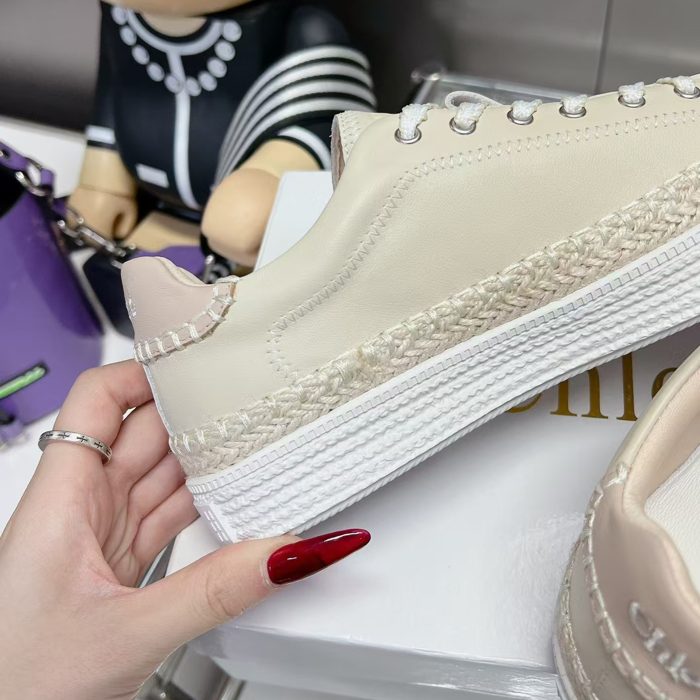 Chloe nama Low cut Thick soled sports shoes