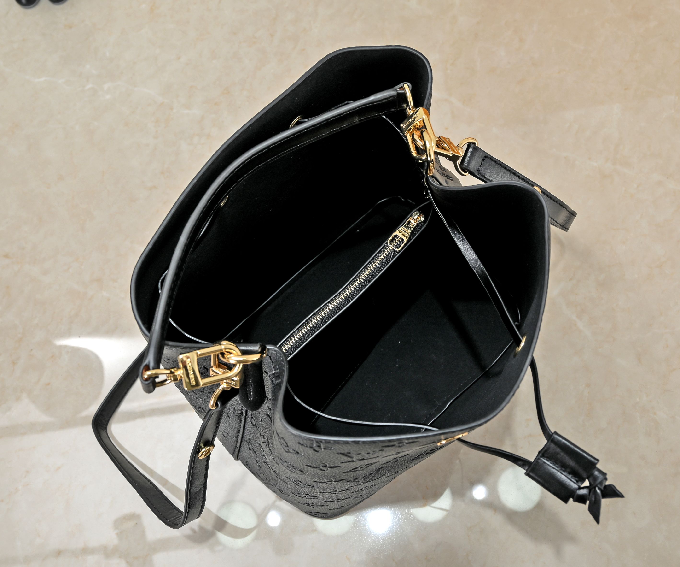 LV Neonoe Monogram Bucket bag