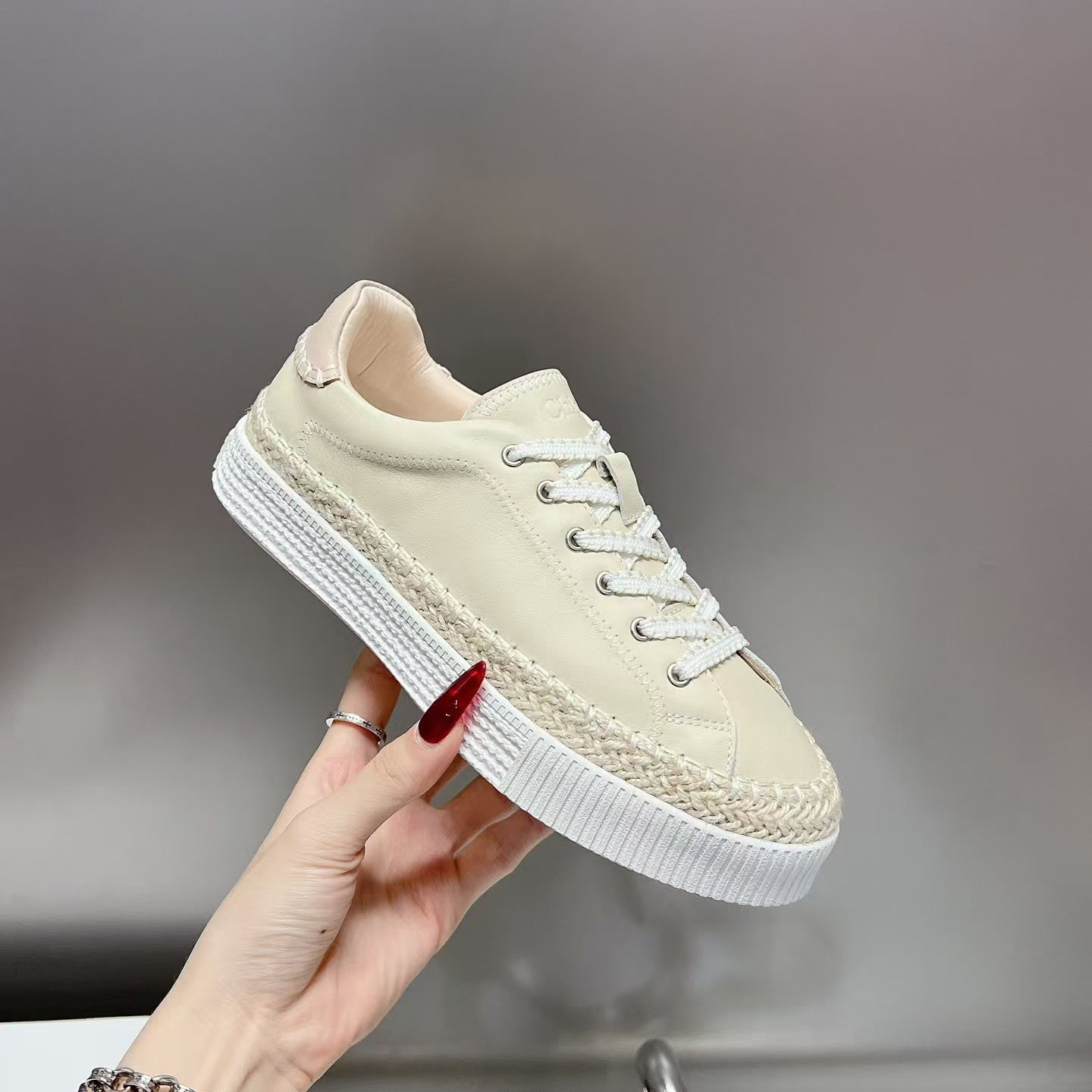 Chloe nama Low cut Thick soled sports shoes