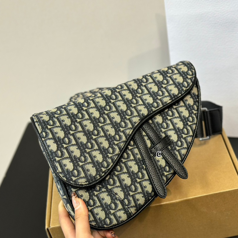 Dior Saddle shoulder bag unisex