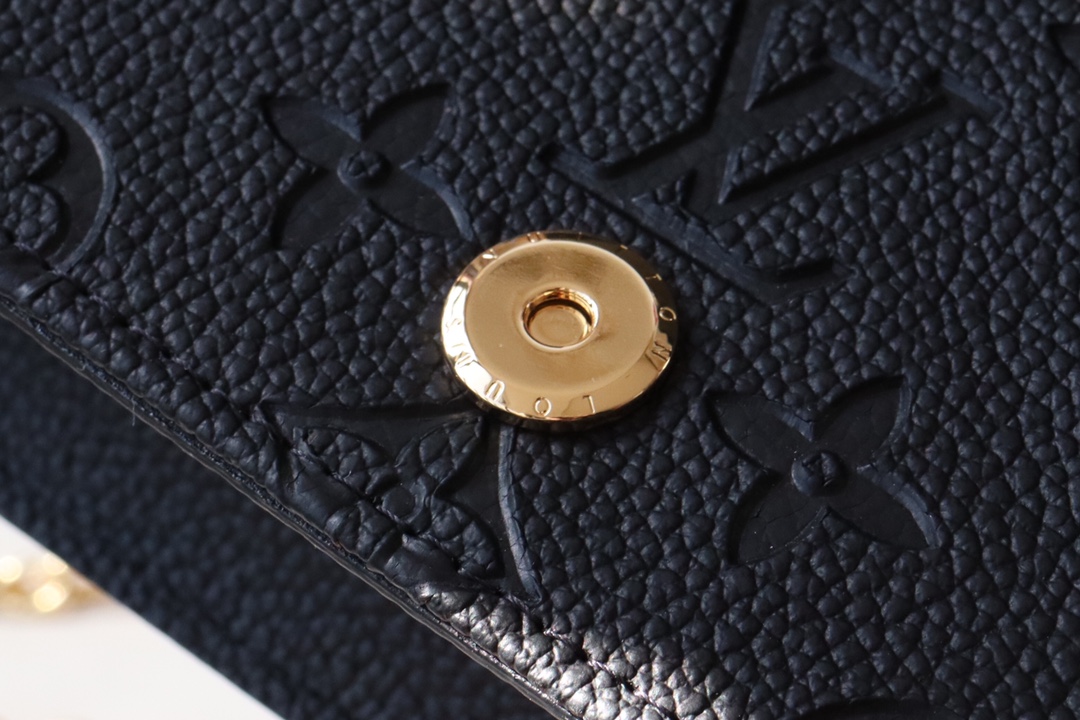 Top version LV woc LiLy Woc Monogram chain bag