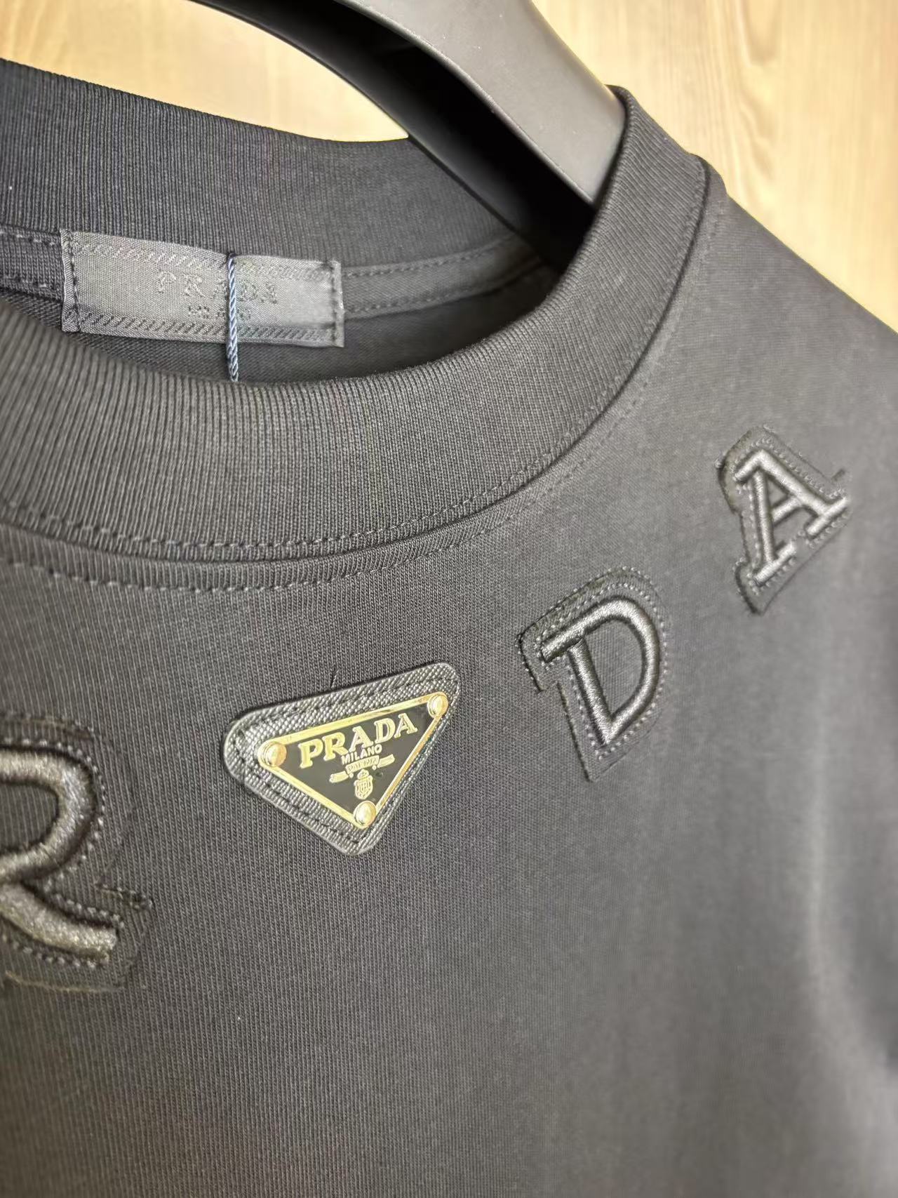 Prada classic triangle logo short sleevePrada classic triangle logo T-shirt
