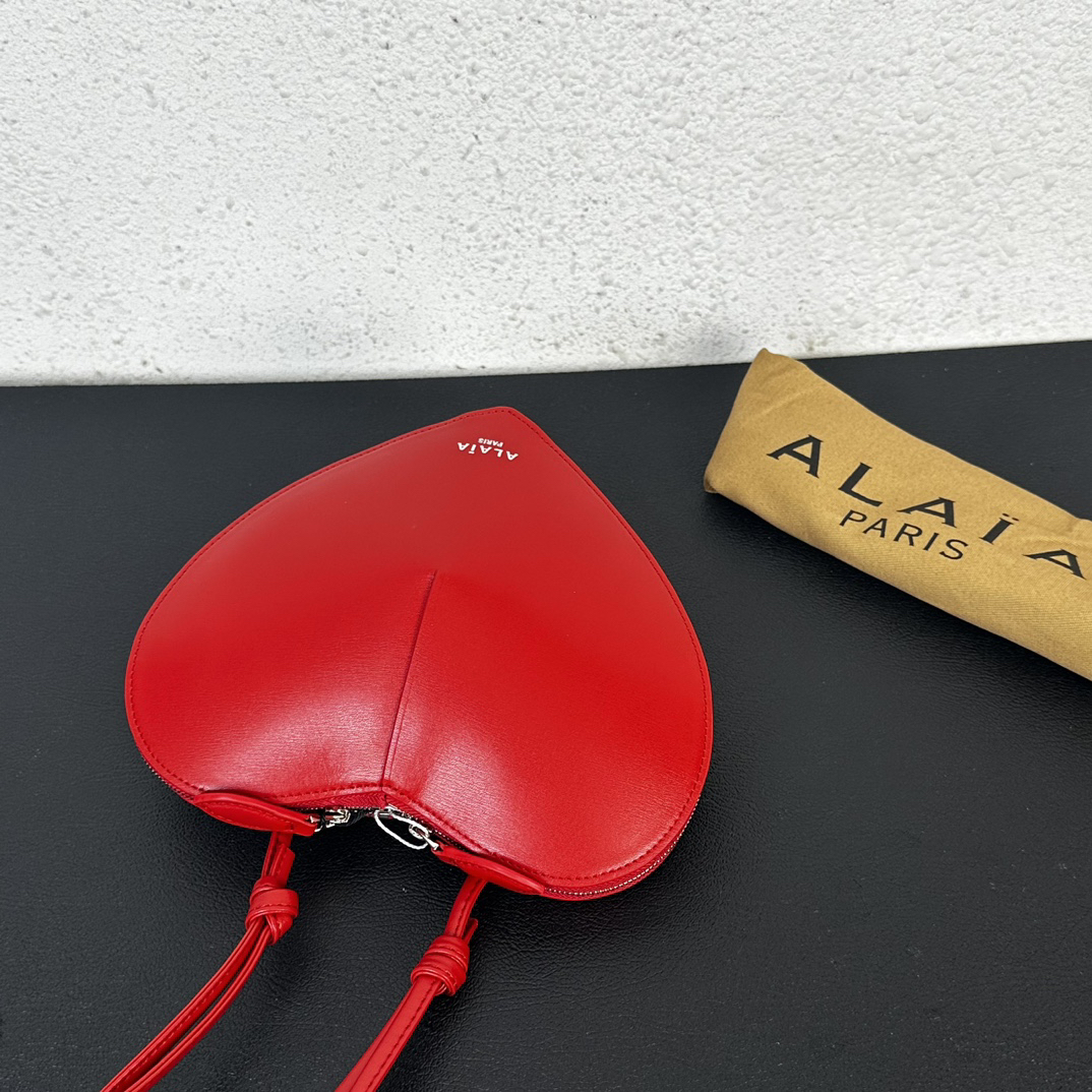 Replica ALAIA Le Coeur heart-shaped leather cross-body bag