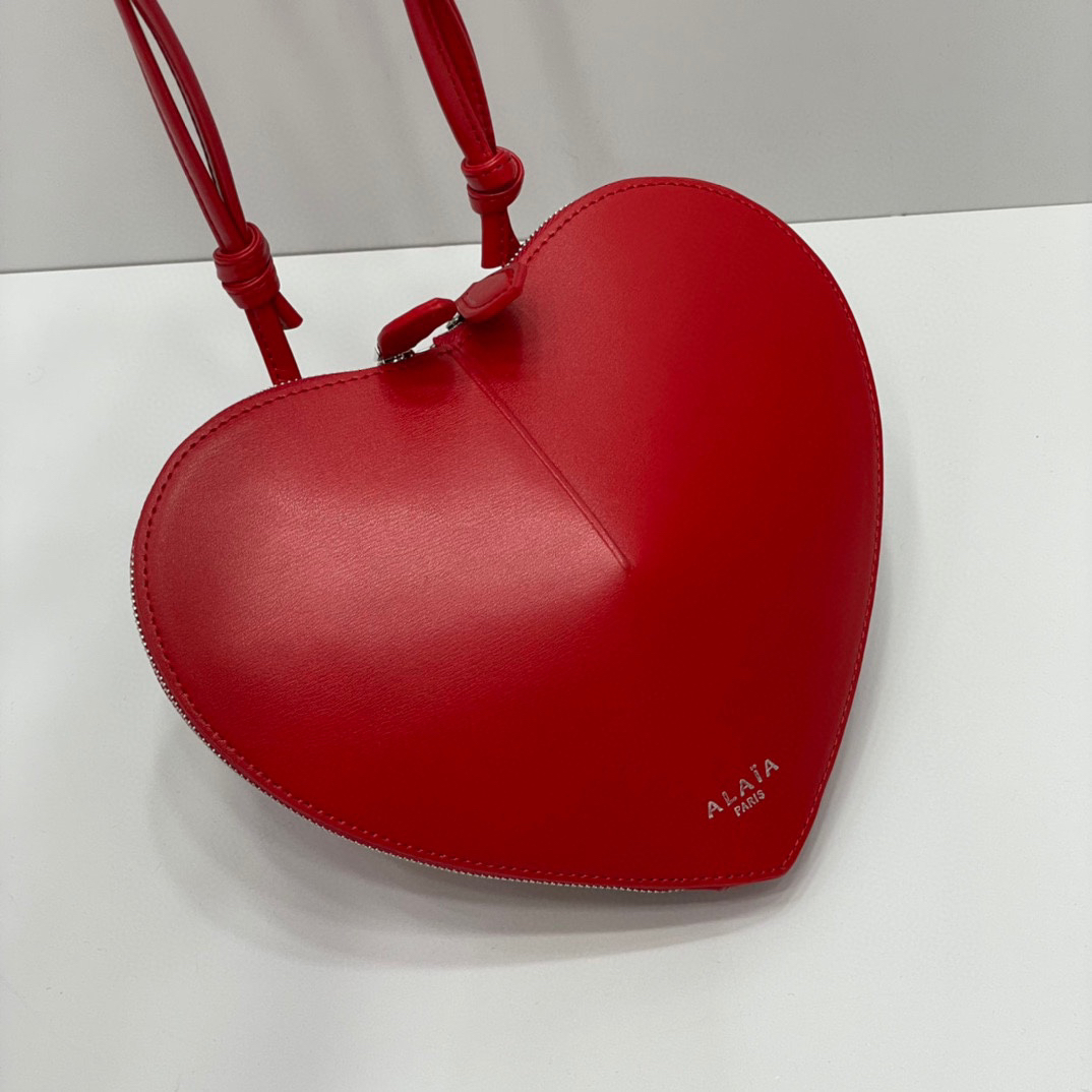Replica ALAIA Le Coeur heart-shaped leather cross-body bag