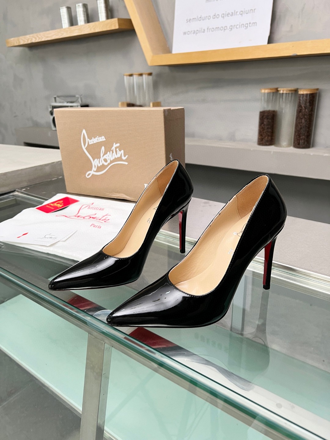 High Quality Christian Louboutin So Kate patent leather pumps