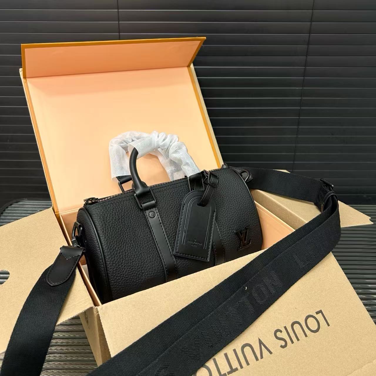 Louisvuitton pure black KEEPALL 25 series handbag