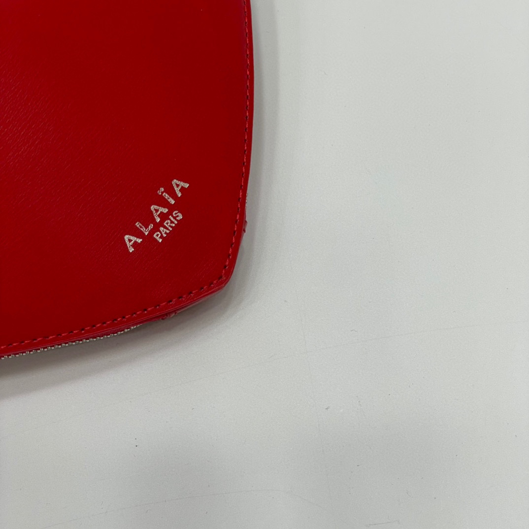 Replica ALAIA Le Coeur heart-shaped leather cross-body bag