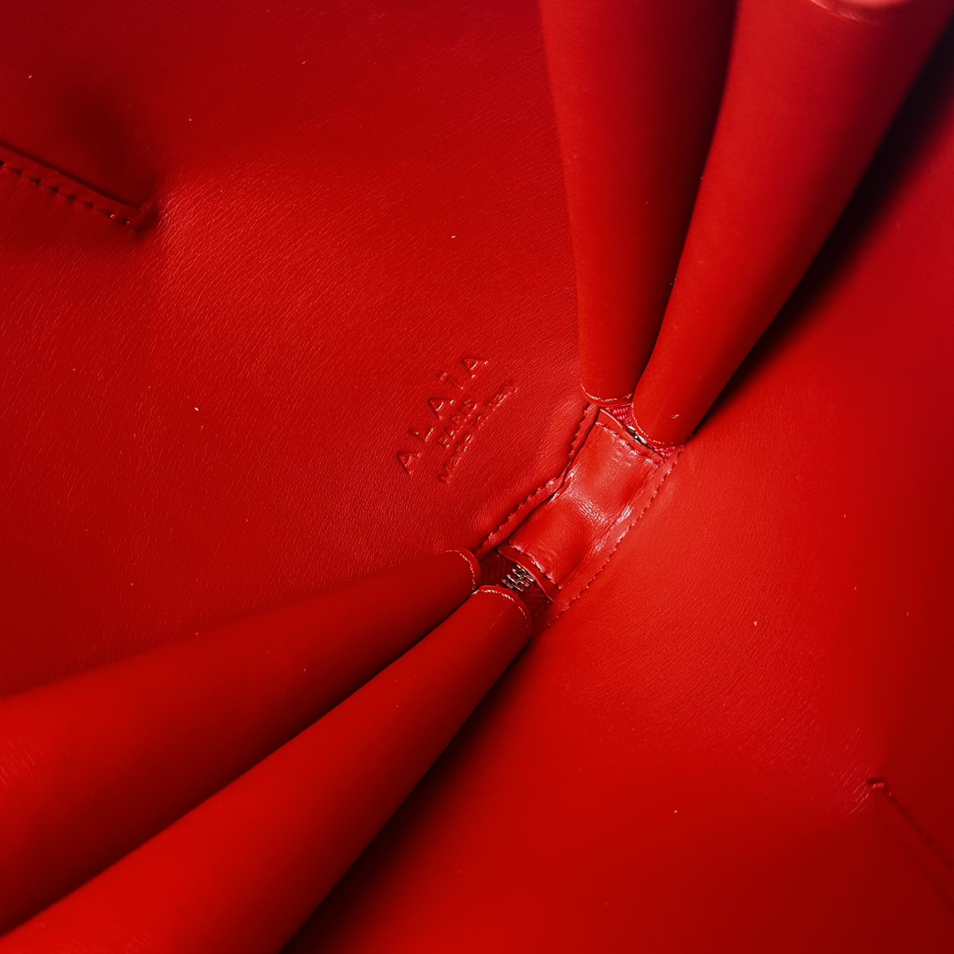 Replica ALAIA Le Coeur heart-shaped leather cross-body bag