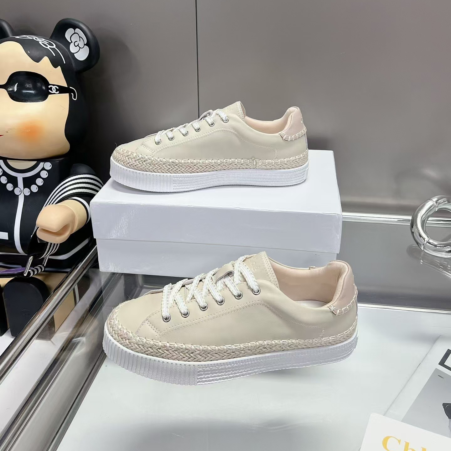 Chloe nama Low cut Thick soled sports shoes