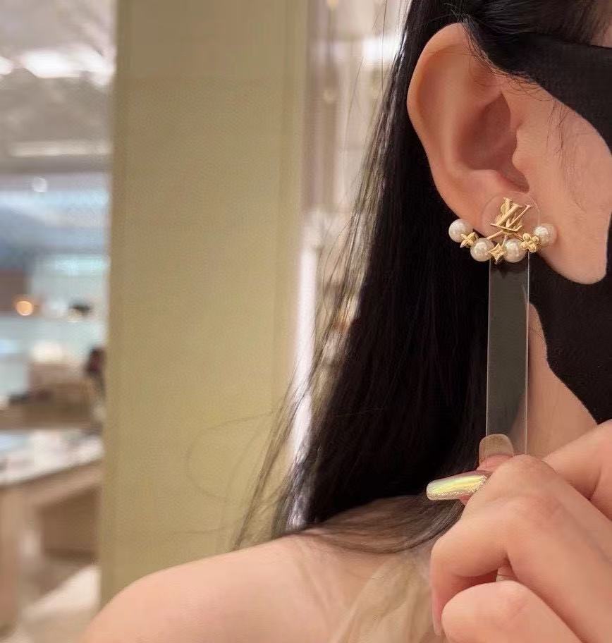 LV letter flower stud earrings