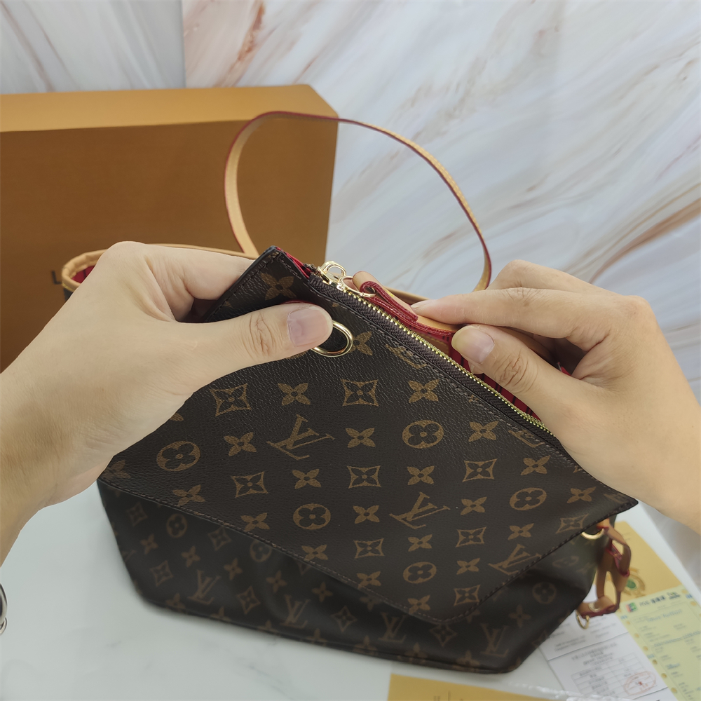 LOUIS VUITTON Monogram Neverfull MM Tote Bag
