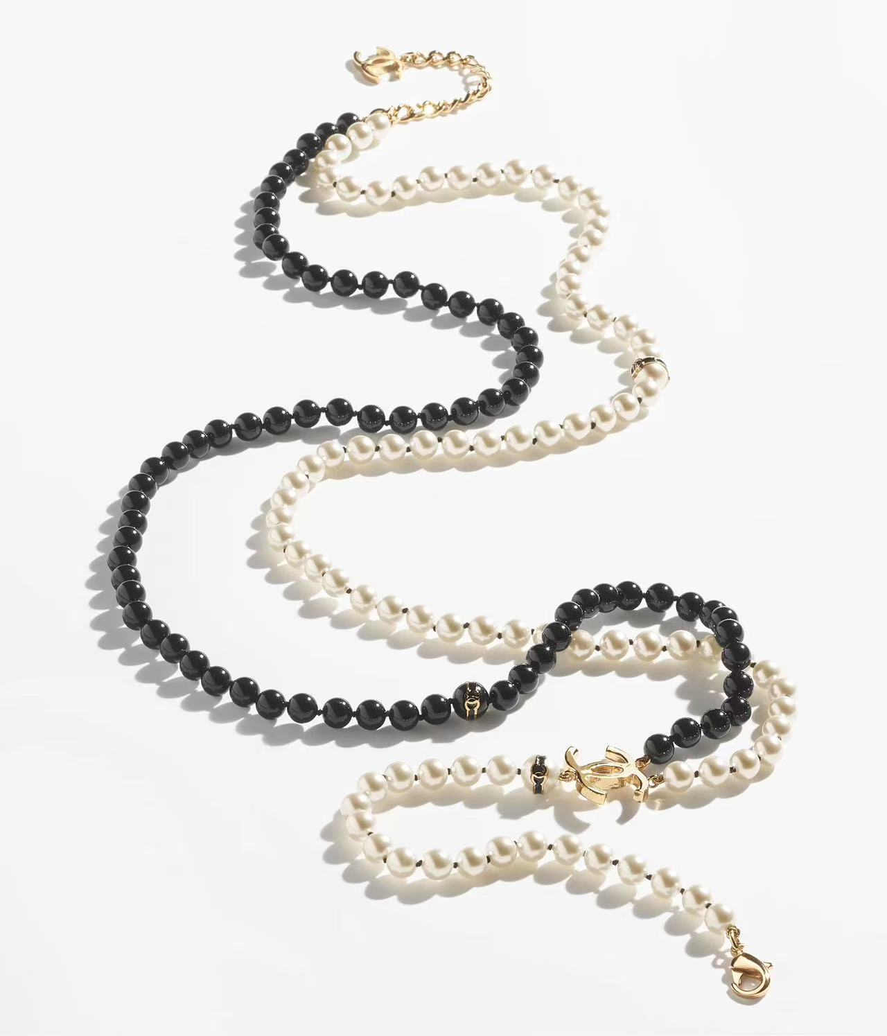 Chanel black and white pearl necklace