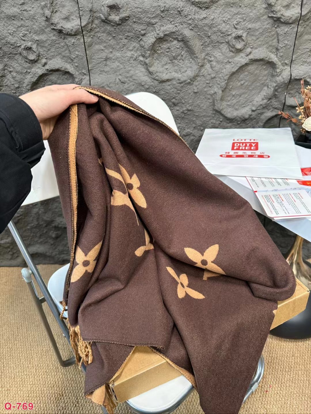 Replica  Louis Vuitton LV Unisex Reykjavik Scarf