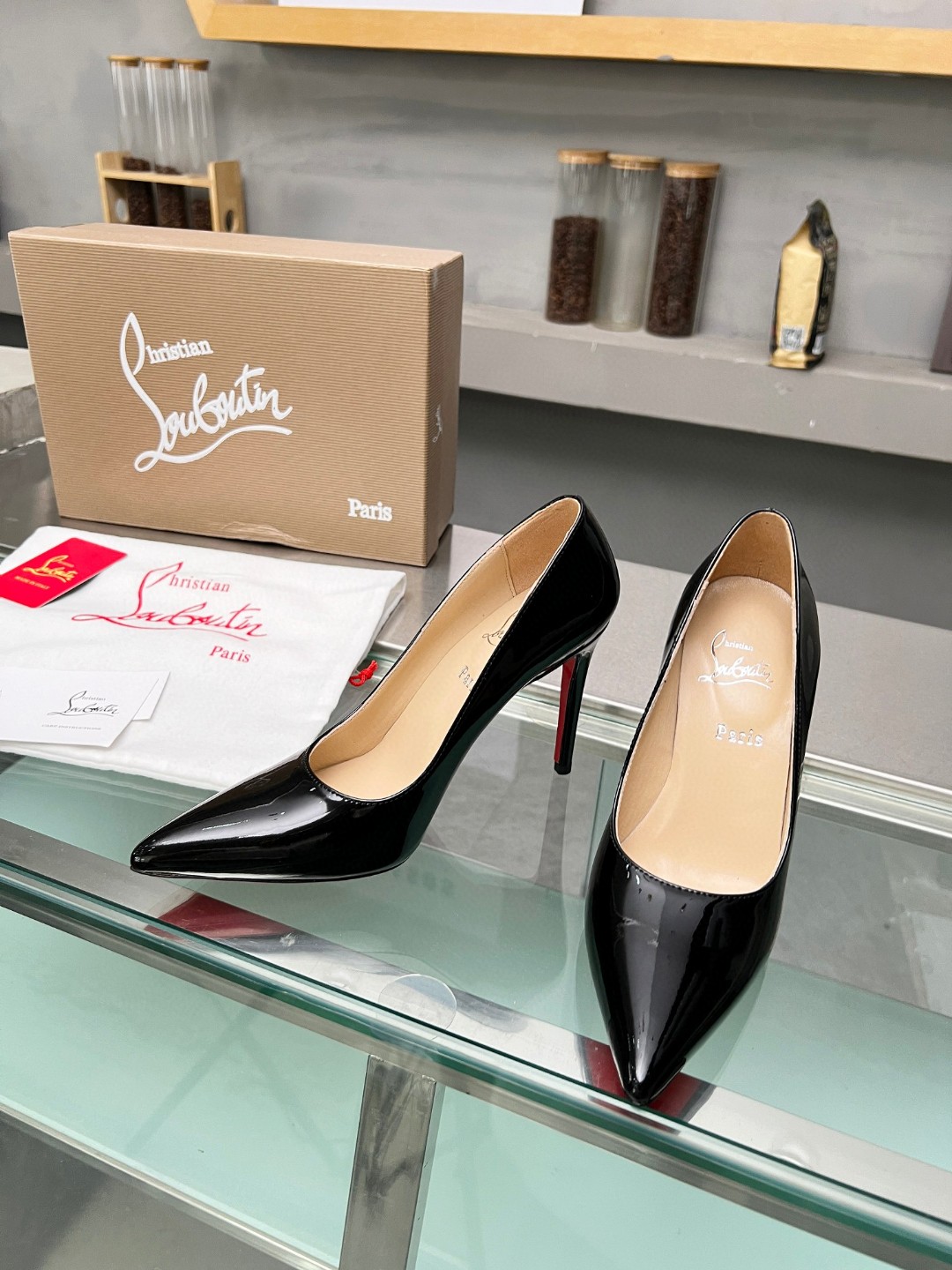 High Quality Christian Louboutin So Kate patent leather pumps