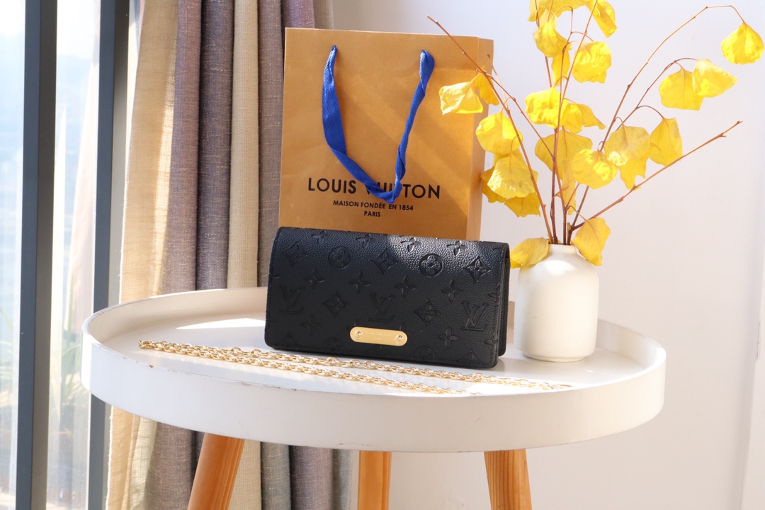 Top version LV woc LiLy Woc Monogram chain bag