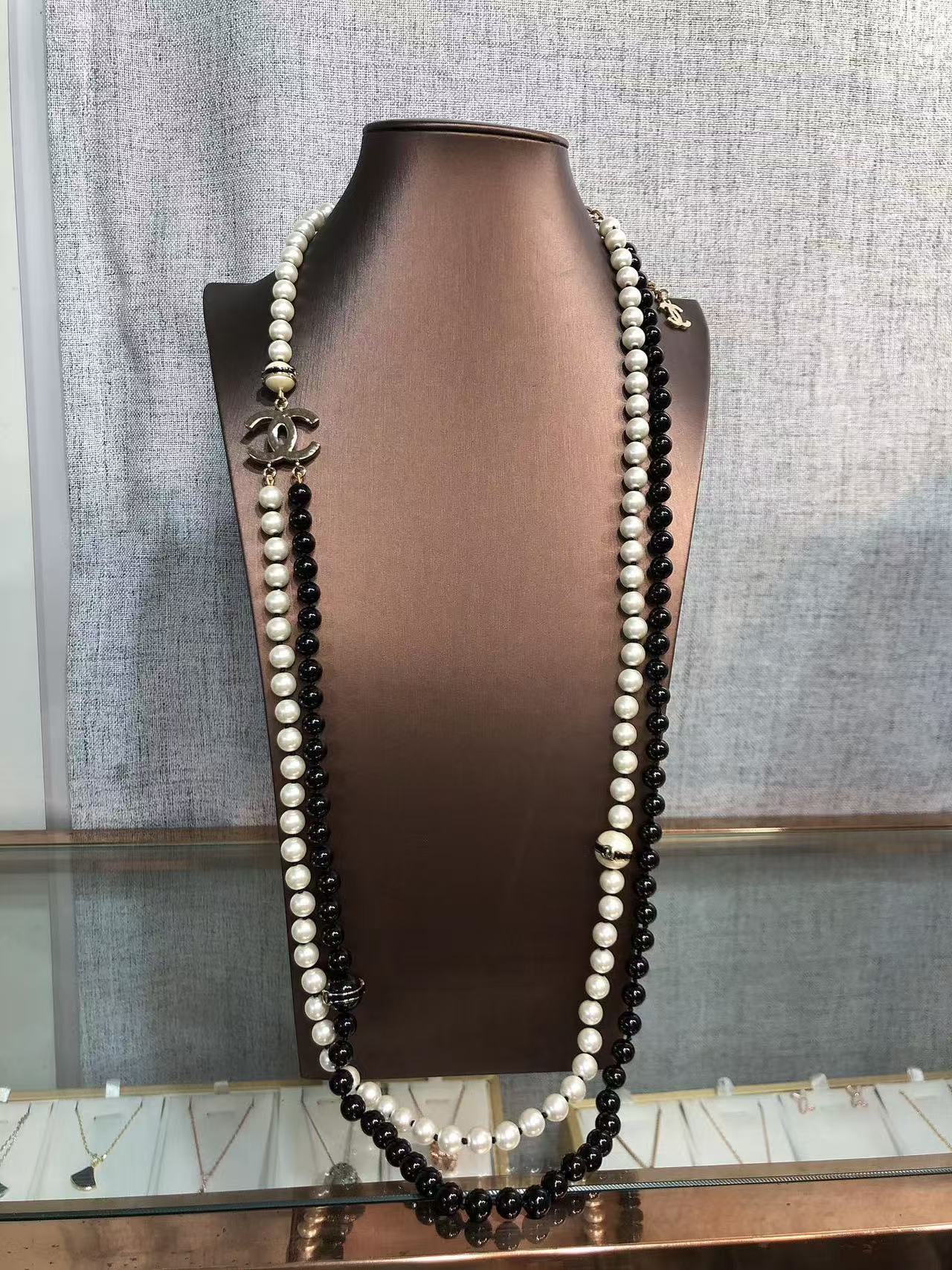 Chanel black and white pearl necklace