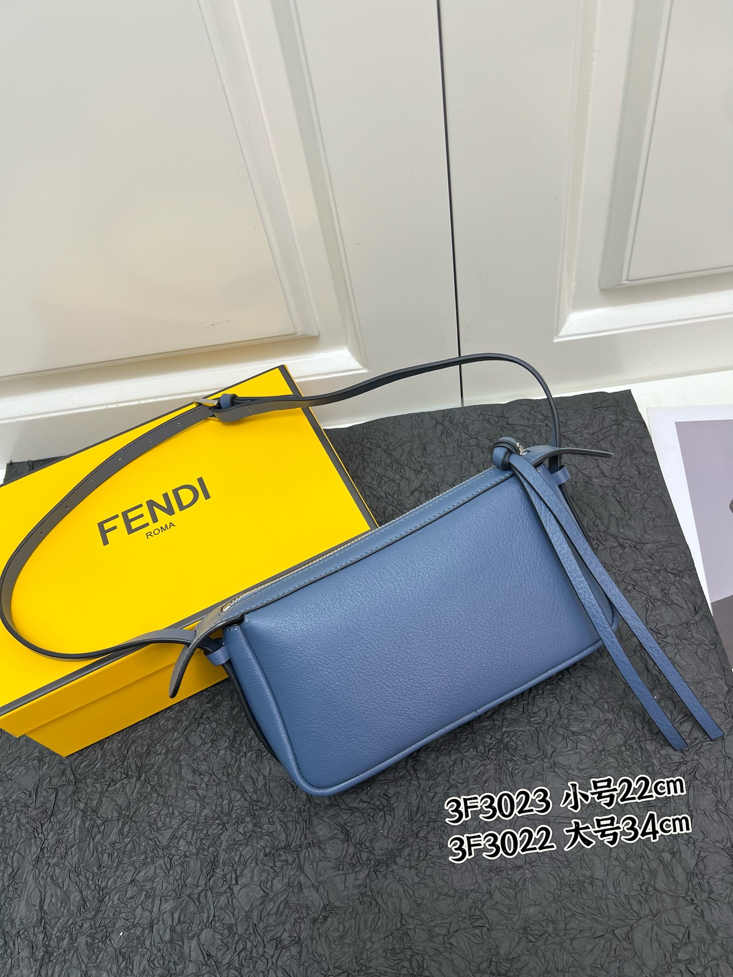Top version FENDI Simply leather handbag