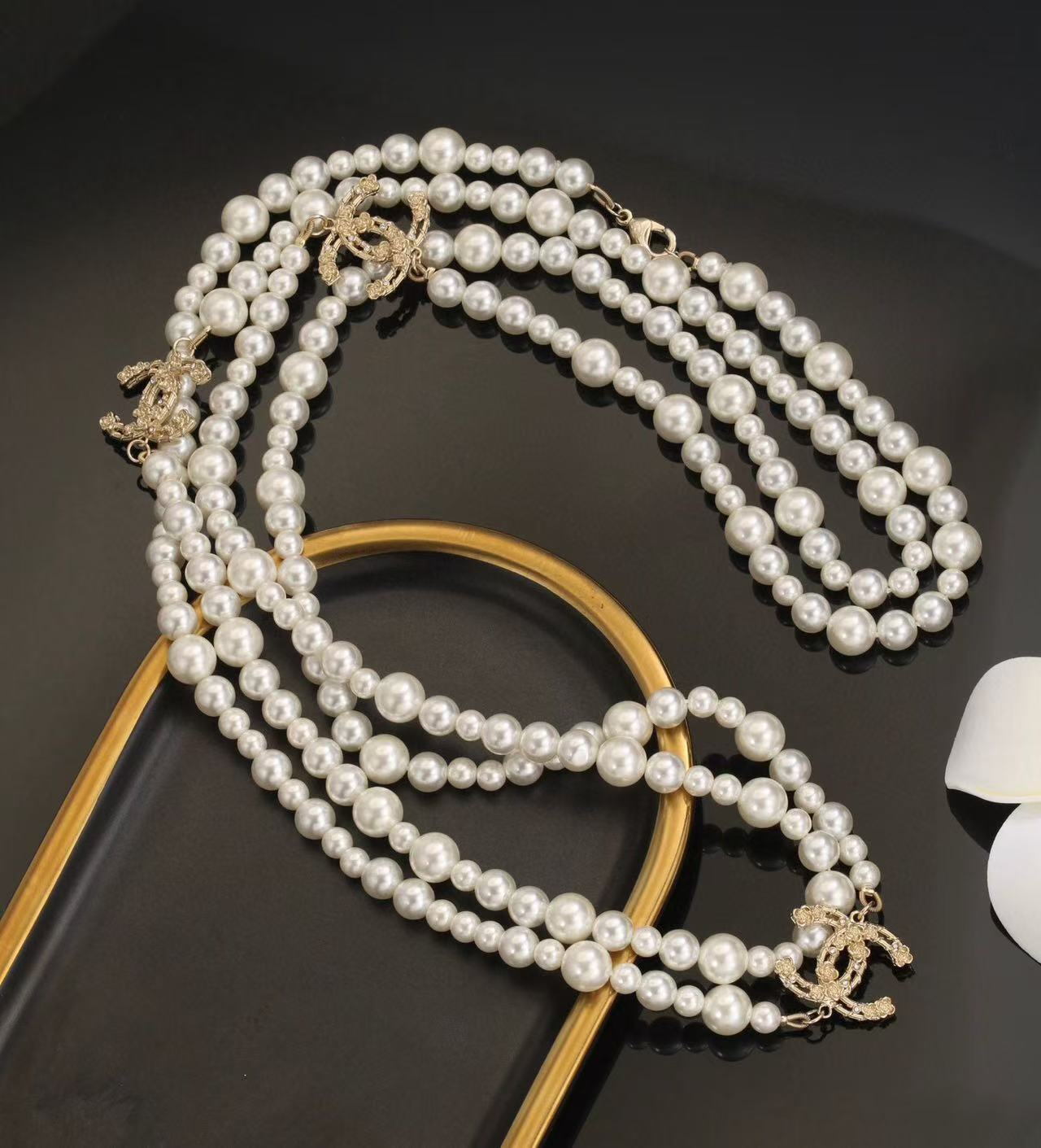 Chanel Large and small pearl necklace