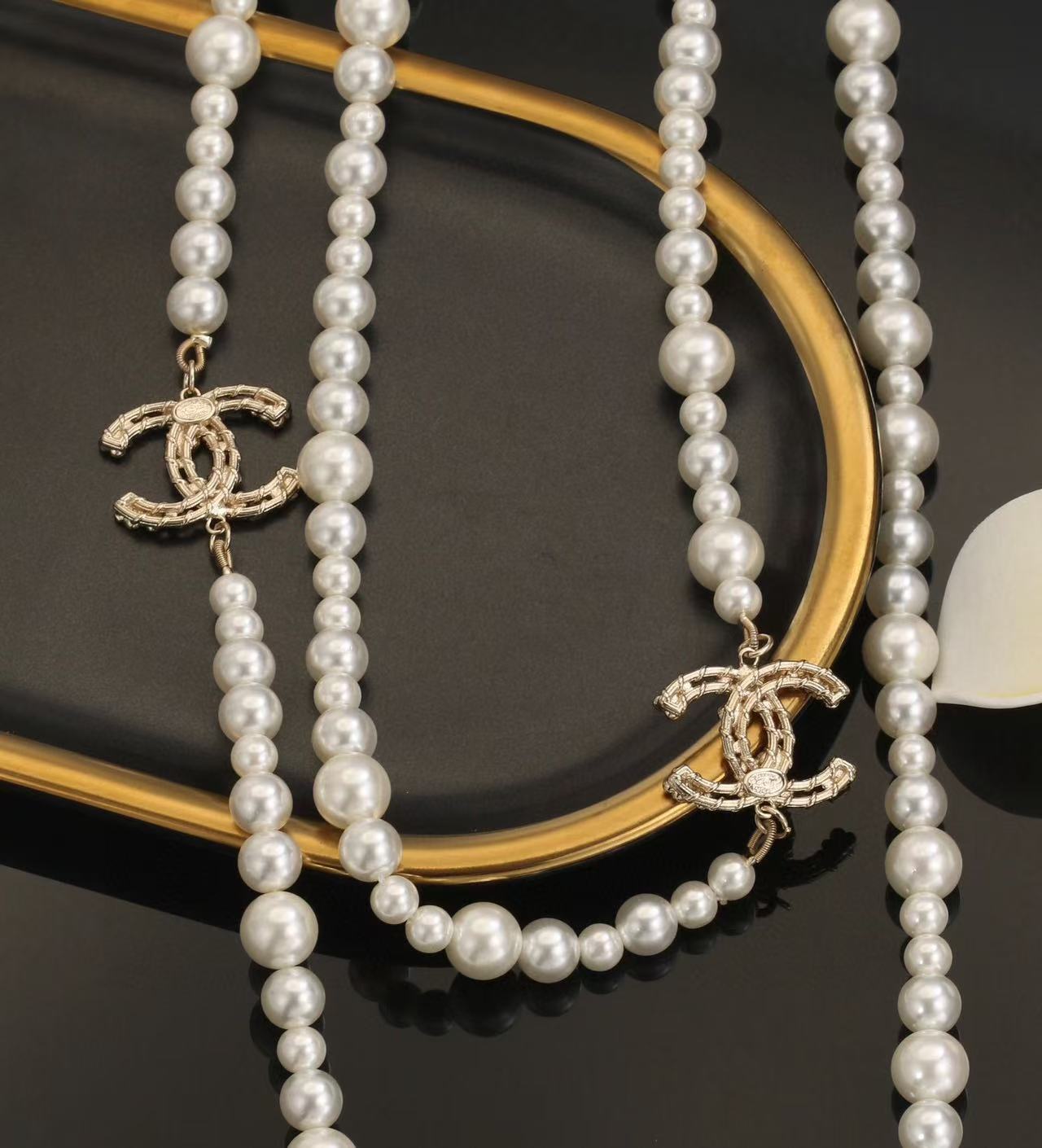 Chanel Large and small pearl necklace
