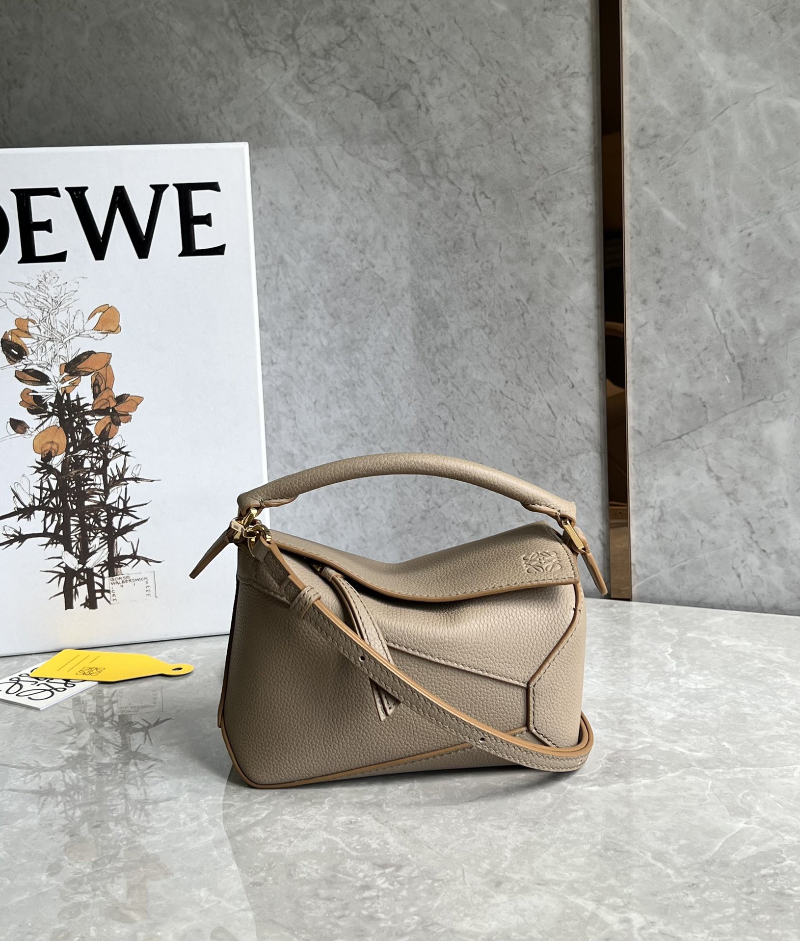 Loewe Cowhide zzle shoulder bag